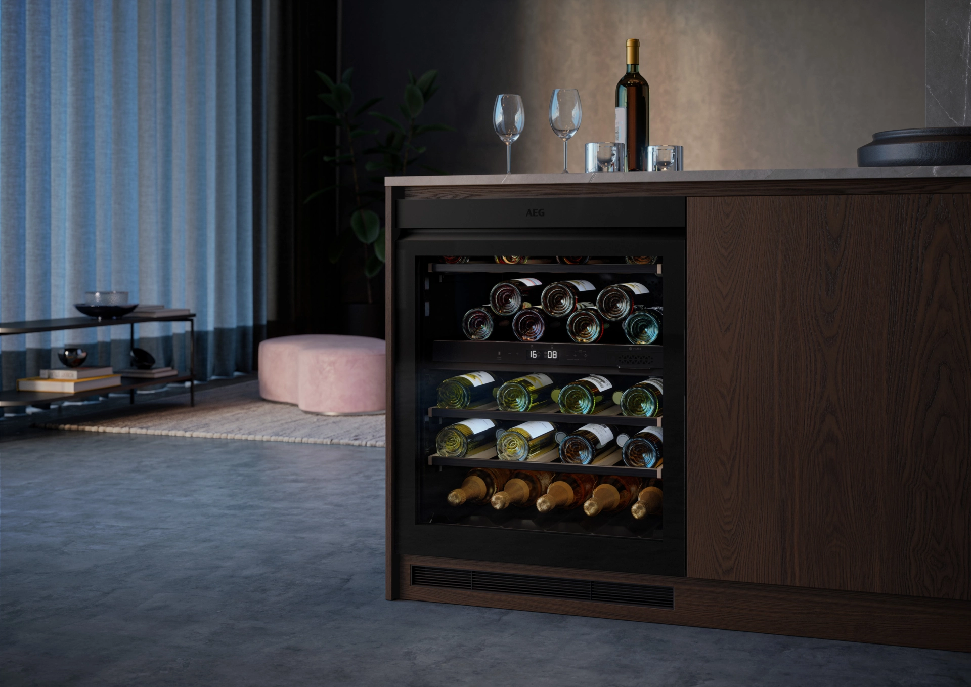 AEG wijnklimaatkast met glazen deur en meerdere wijnflessen, ingebouwd in een donker houten keukeneiland
