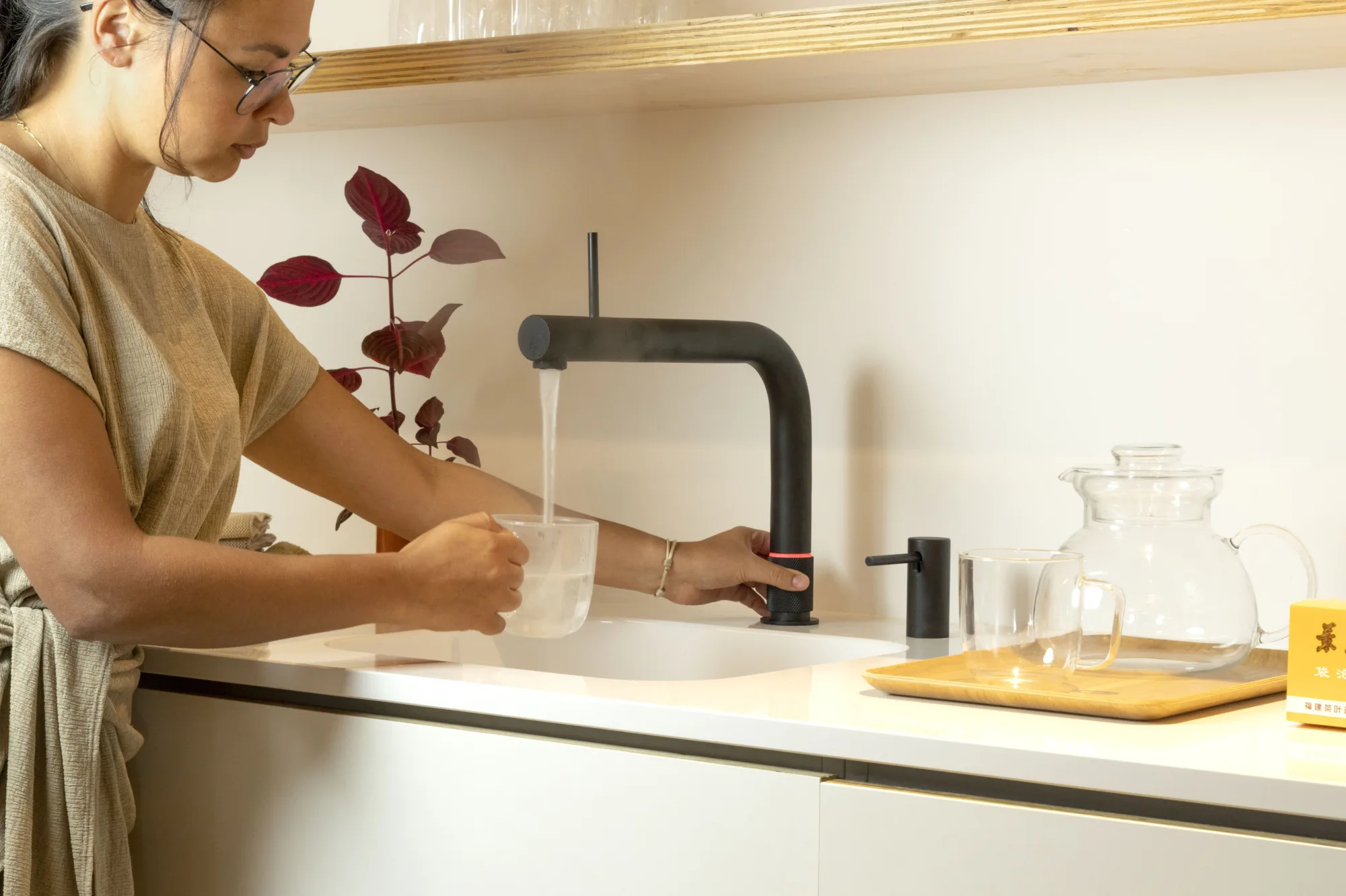 2121 Front tap Black Quooker pantry boiling water