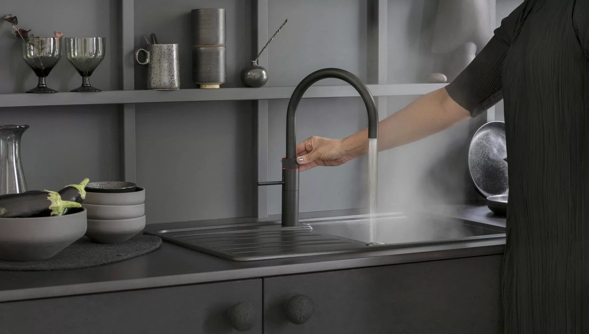 Fusion round black kokend met model e1597335444894