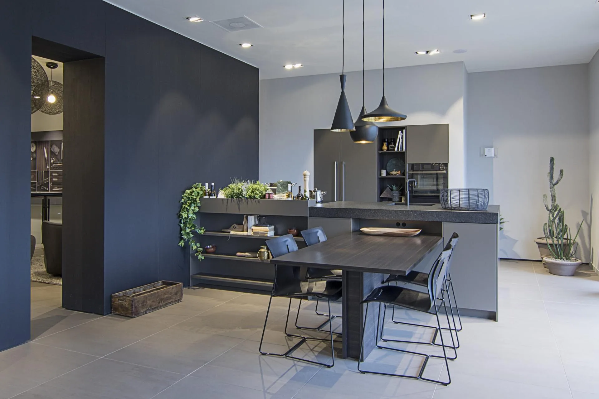 SieMatic URBAN leefkeuken met kookeiland en geïntegreerde eethoek