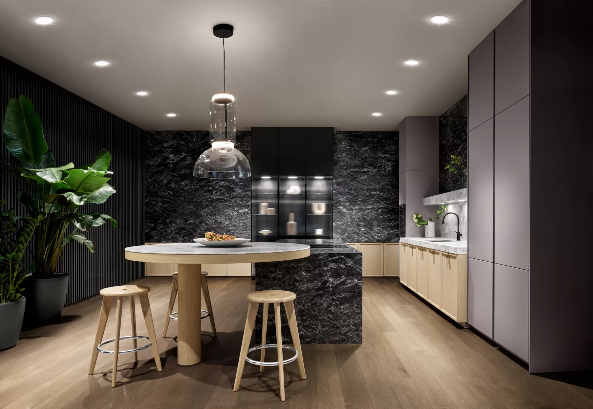 SieMatic kookeiland met doorlopende steenbekleding en natuurlijke steenstructuur.