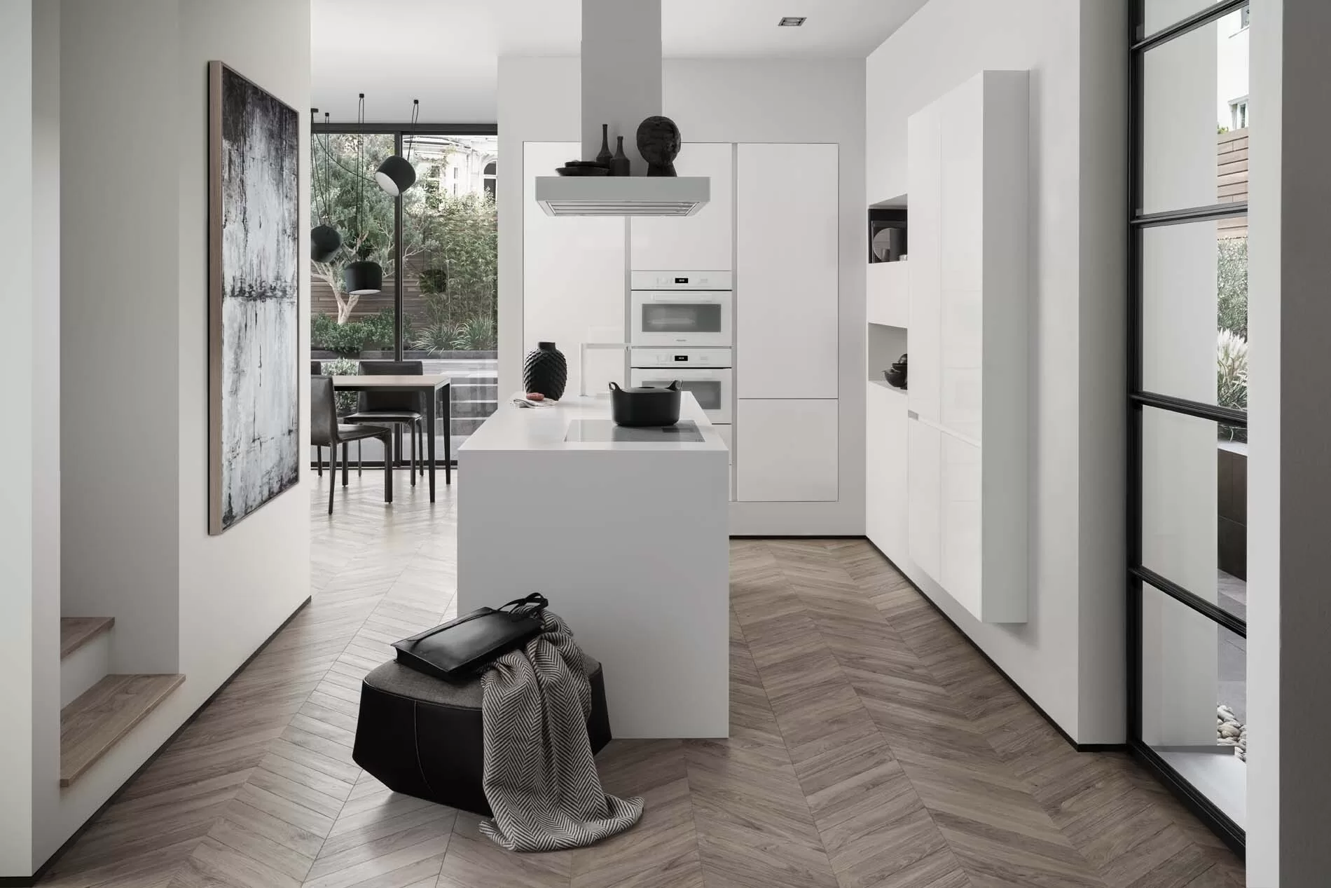 Compacte SieMatic keuken met kookeiland en witte greeploze fronten.