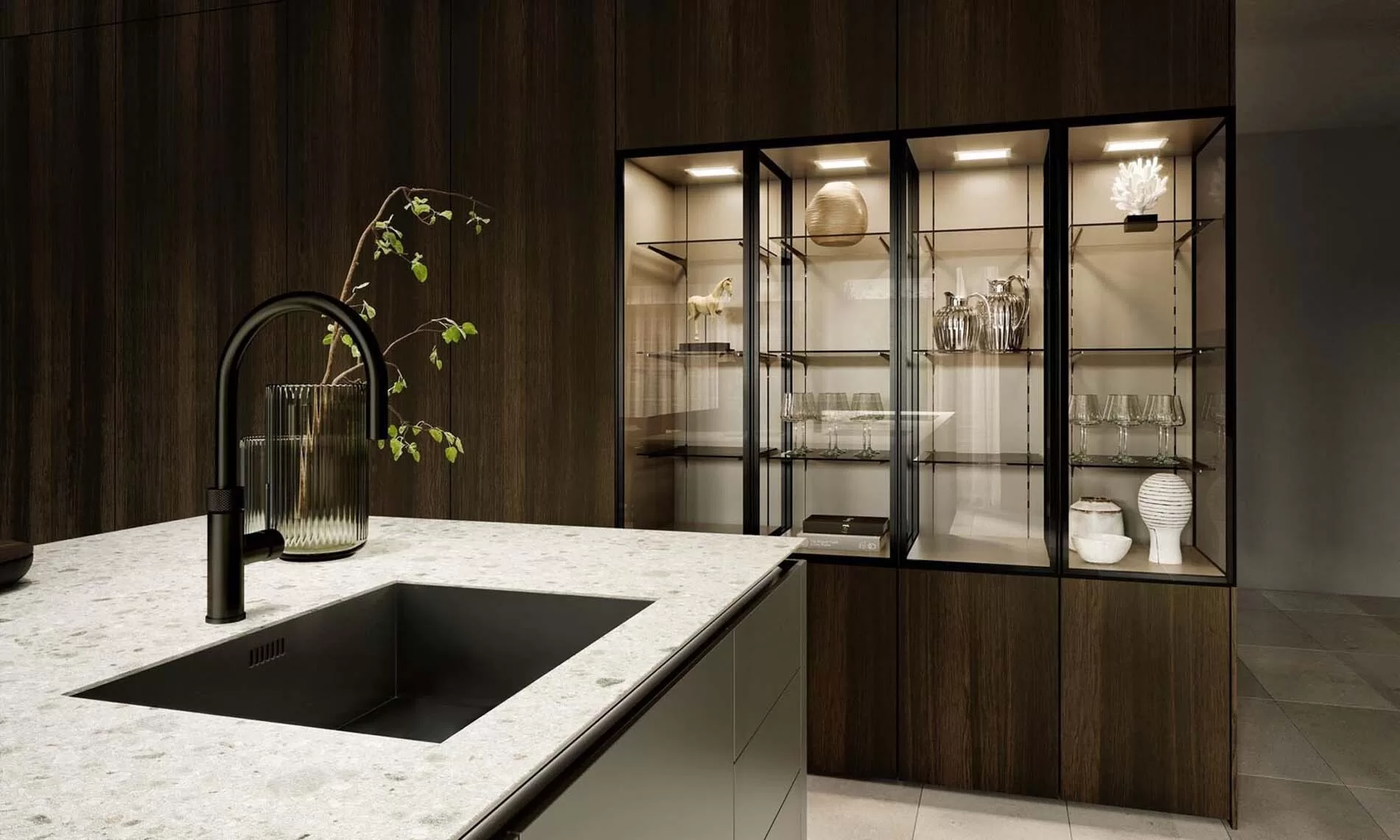 SieMatic SLX designkeuken met donkere houtafwerking en verlichte vitrinekast