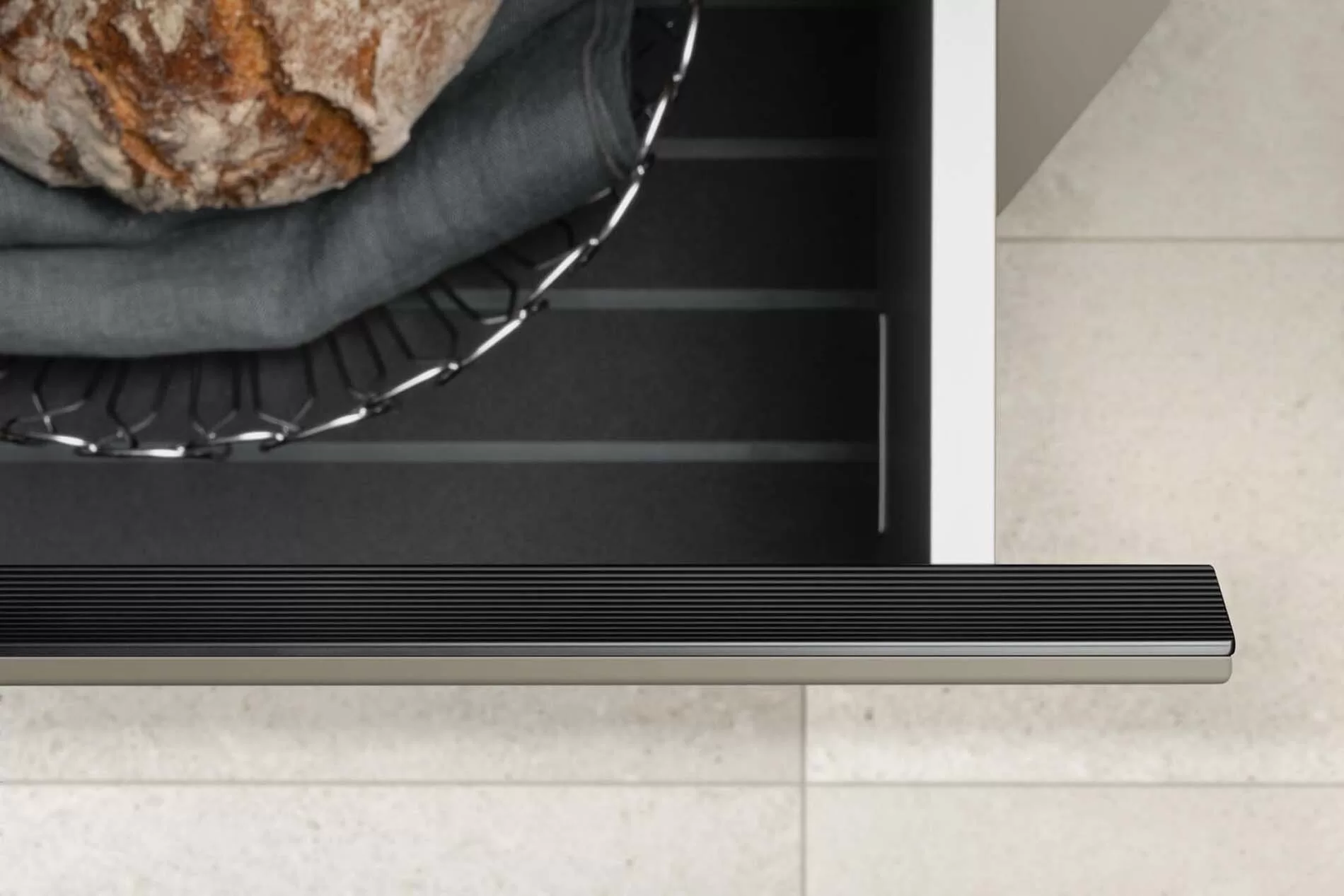 Materiaaldetail van de SieMatic SLX met aluminium greeplijst en donkere binnenafwerking