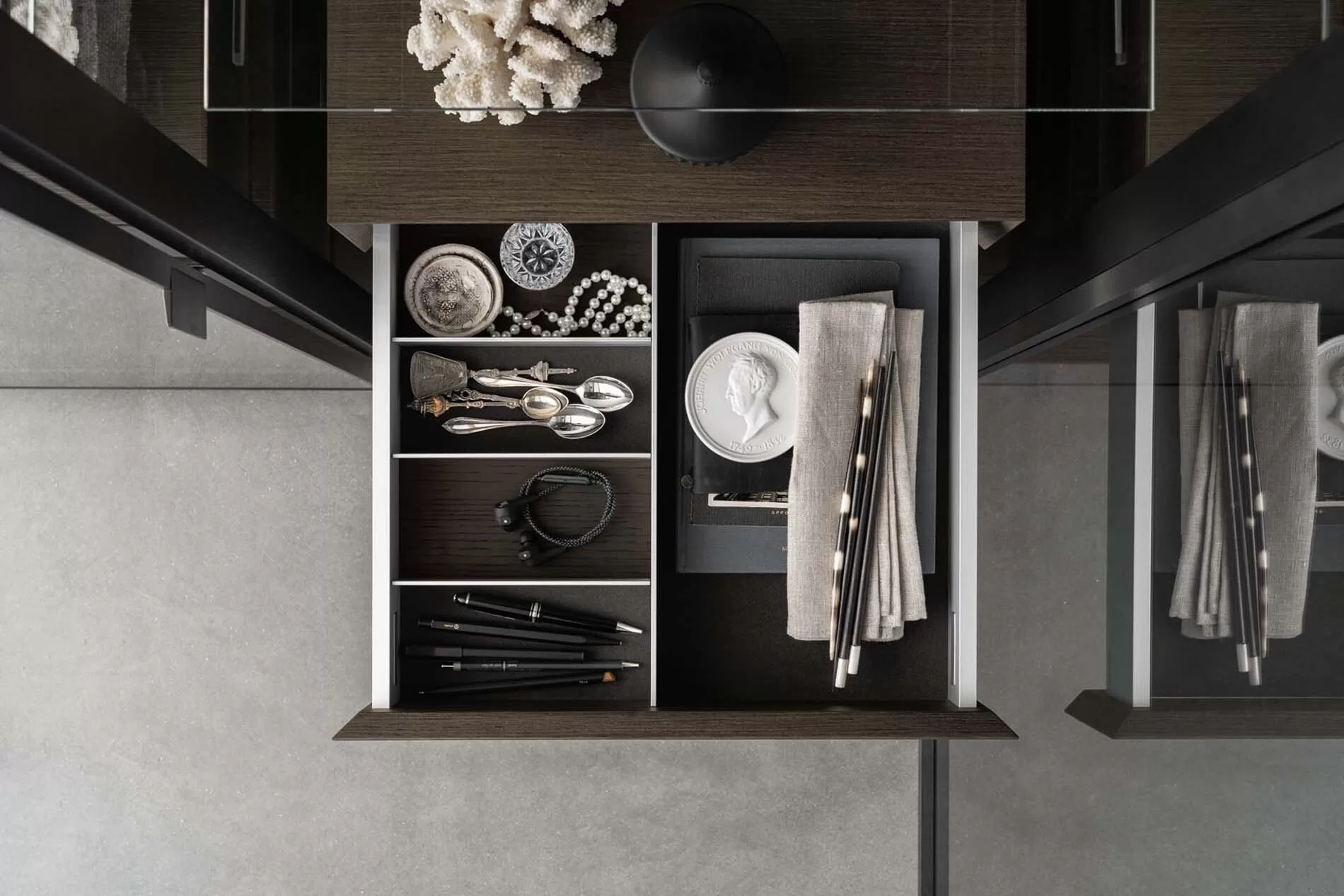 Interieurdetail van een SieMatic SLX met donkere houtafwerking en verfijnde lade indeling