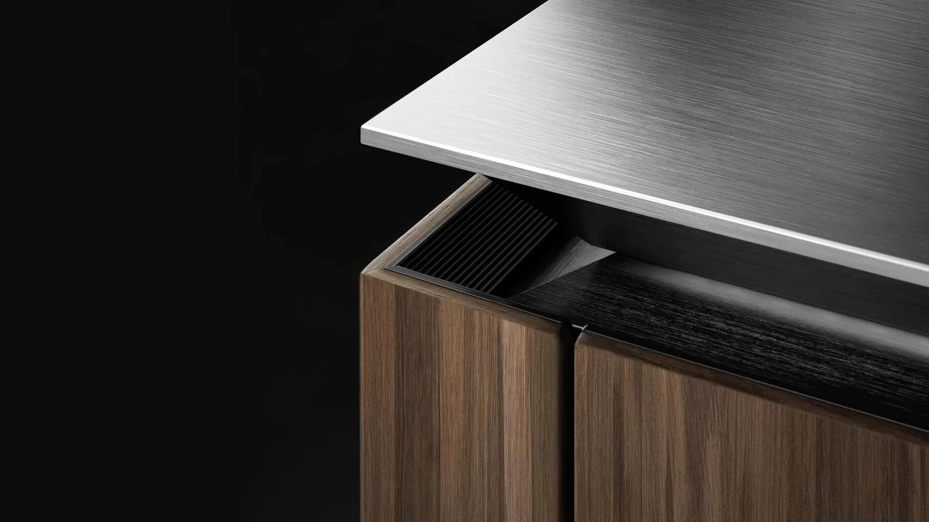 SieMatic SLX met geborsteld metalen werkblad en donkere houtafwerking