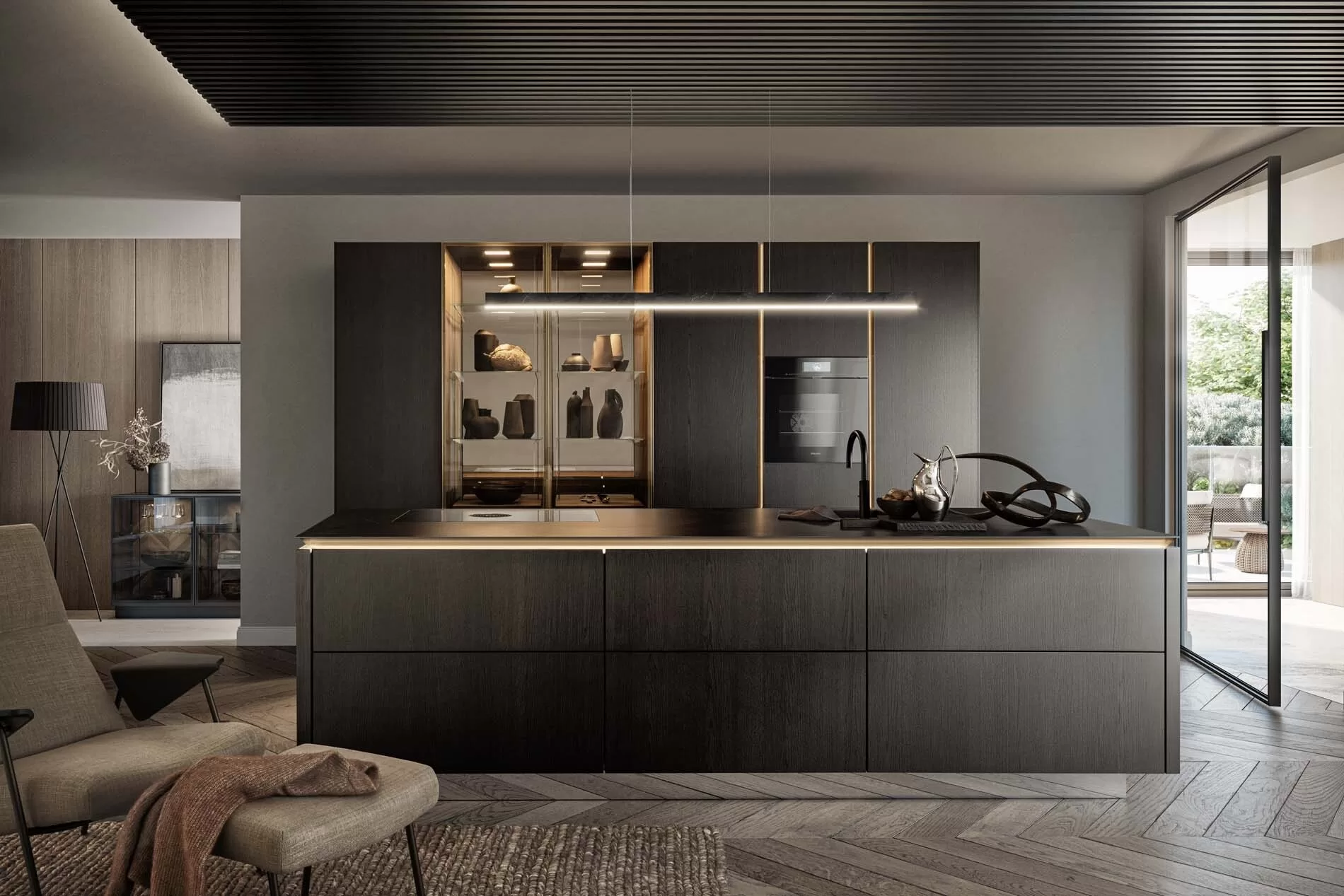 Donkere SieMatic keuken met houtfineer kookeiland en verlichte vitrinekasten