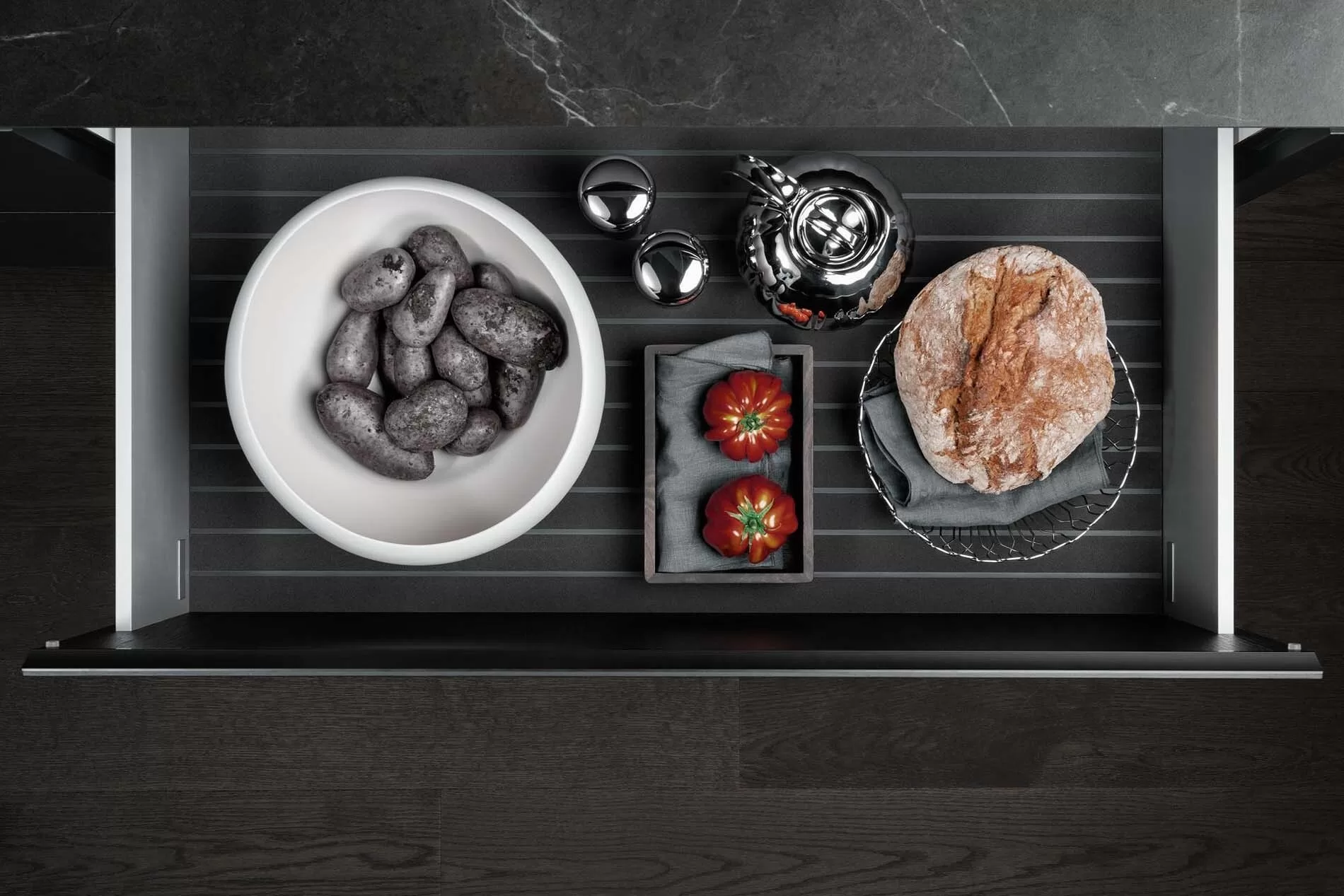 Interieur van een SieMatic SLX met donkere houtstructuur en hoogwaardige materiaalafwerking