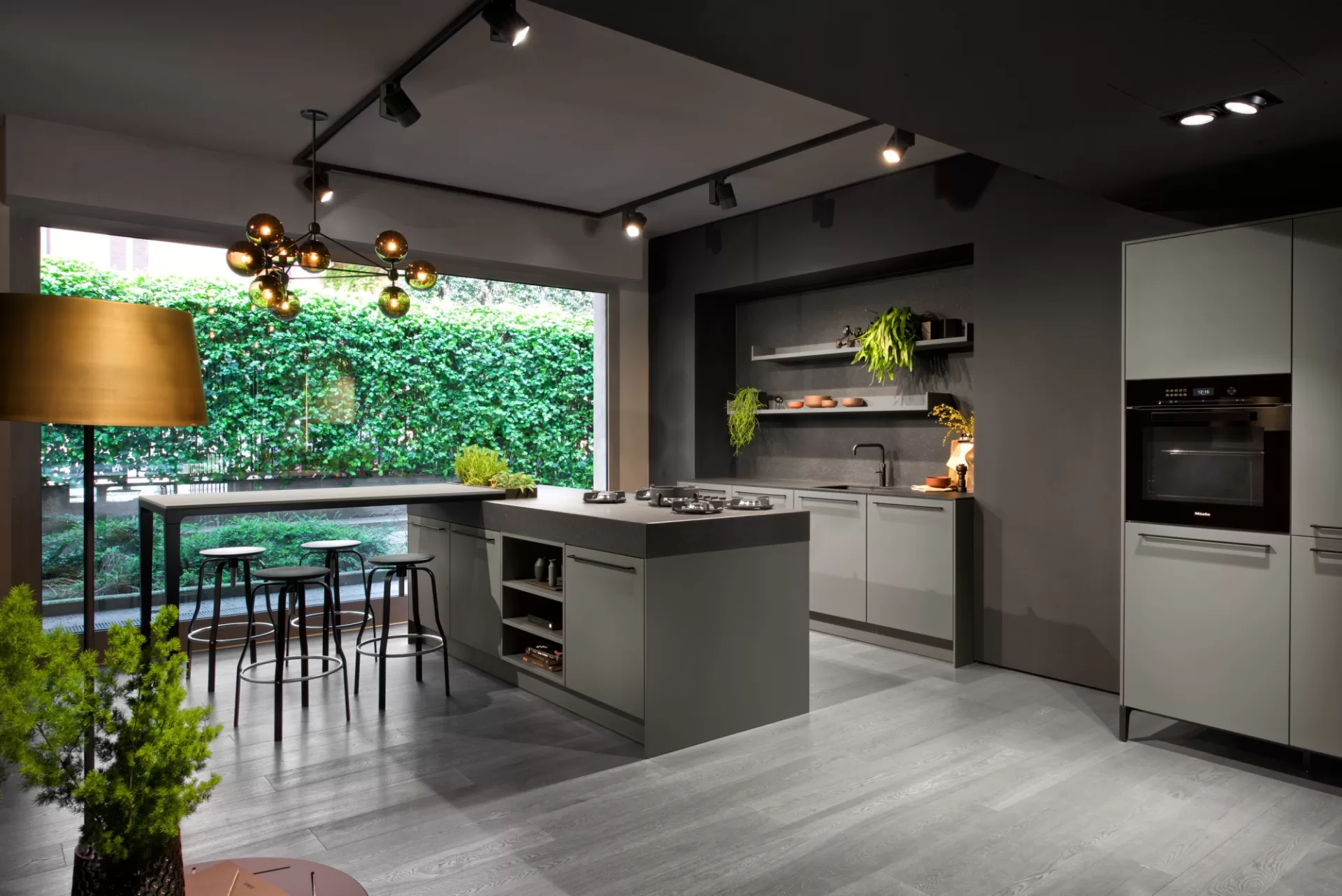 SieMatic URBAN leefkeuken met kookeiland en open wandplanken