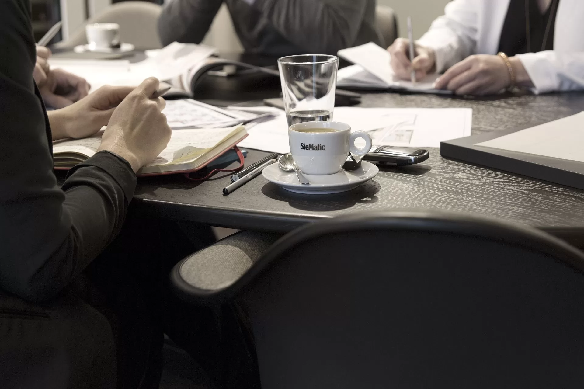 Persoonlijk keukenadvies van SieMatic ontwerpers tijdens een ontwerpgesprek.