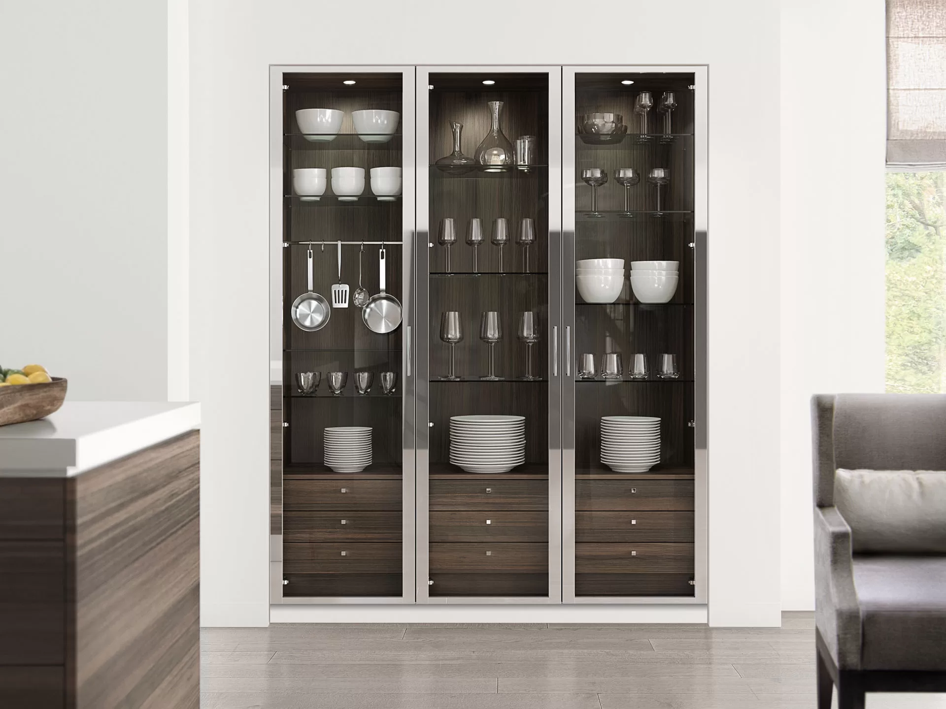 SieMatic Classic vitrinekast met glazen deuren en geïntegreerde opbergruimte.