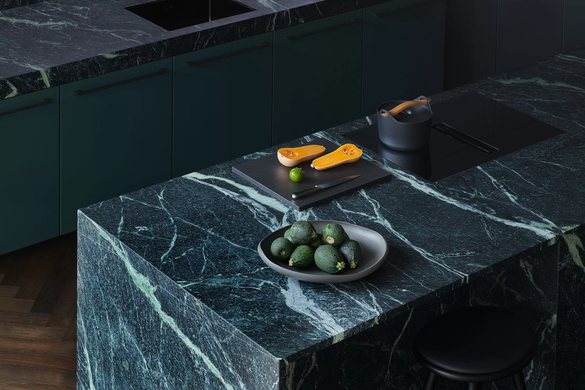 SieMatic Mondial keuken met natuurstenen look kookeiland en luxe materiaalafwerking.