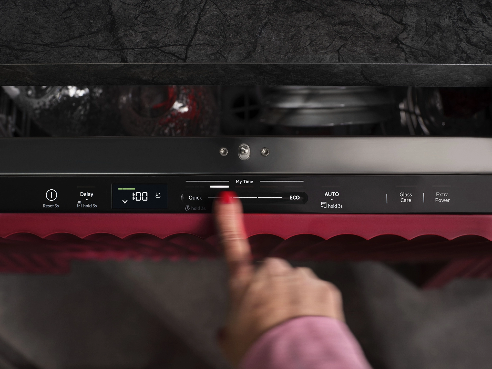 Close-up van het AEG SmartSelect display op een vaatwasser, waarbij een persoon via de touchbediening een afwasprogramma selecteert