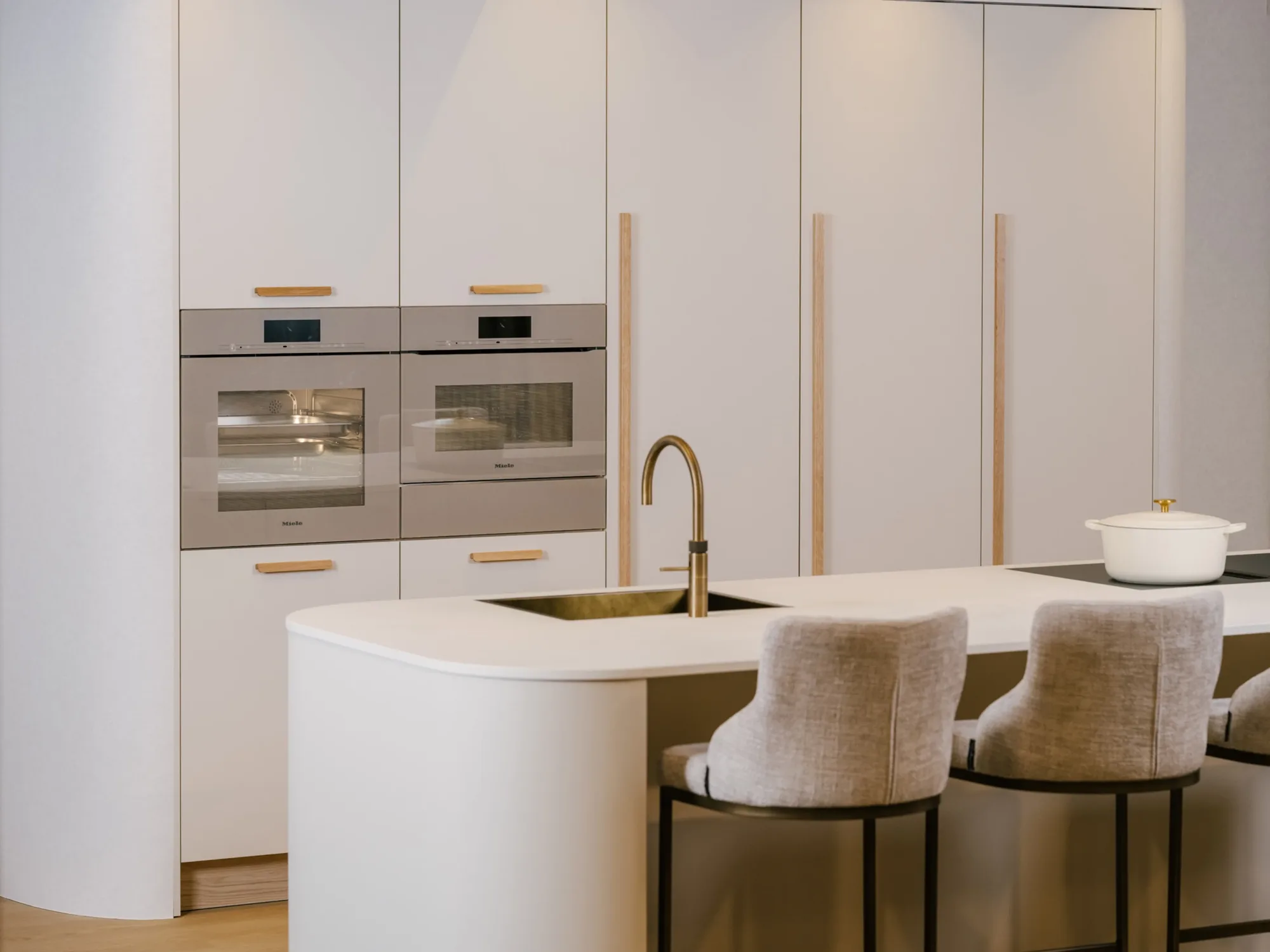 Miele Pearl Beige ovens in witte keuken ASWA Keukens 2025 05 12 131105 npoc