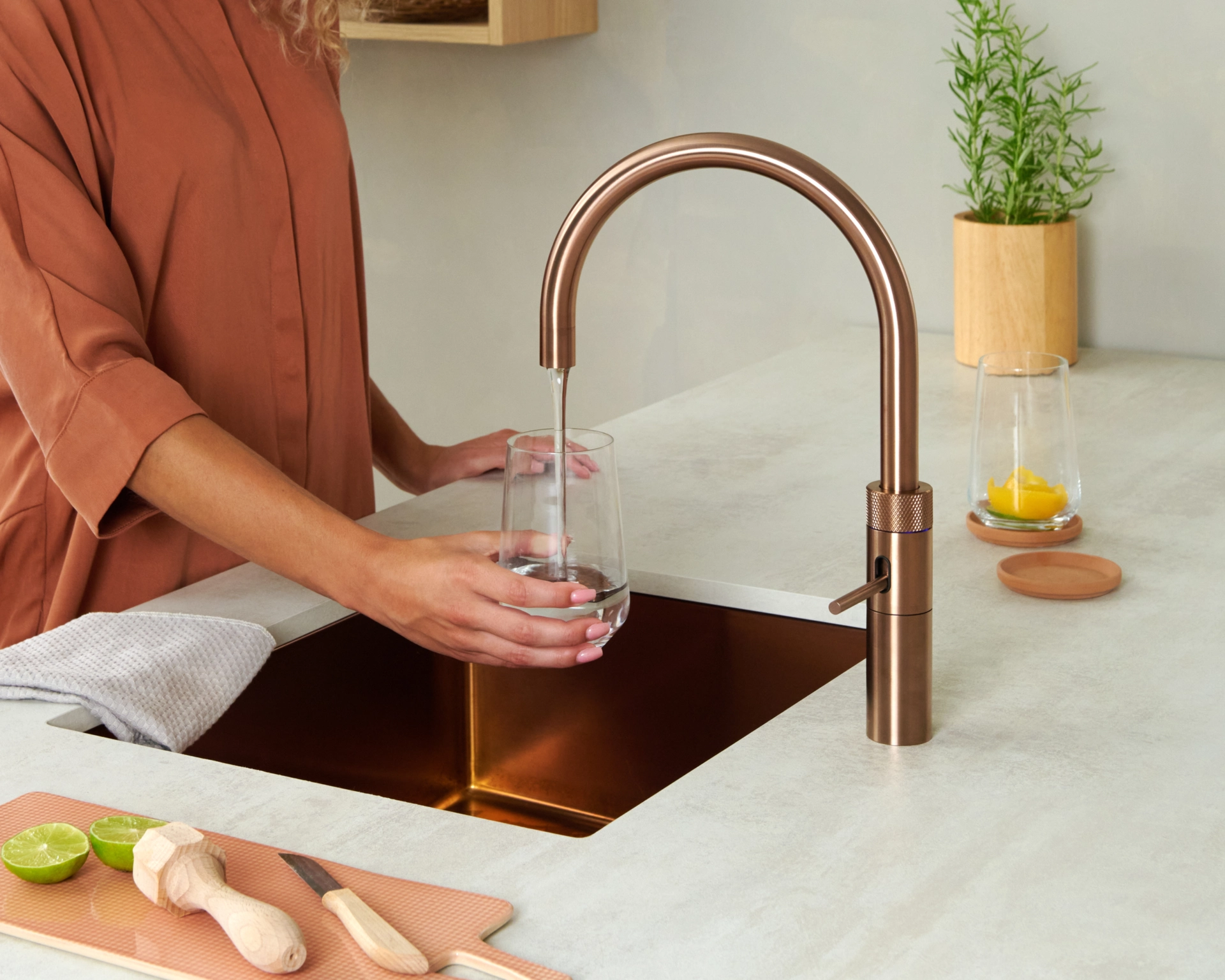 Fusion Round Rose Copper Light Wooden Setting Filtered water Rozemarijn lime close