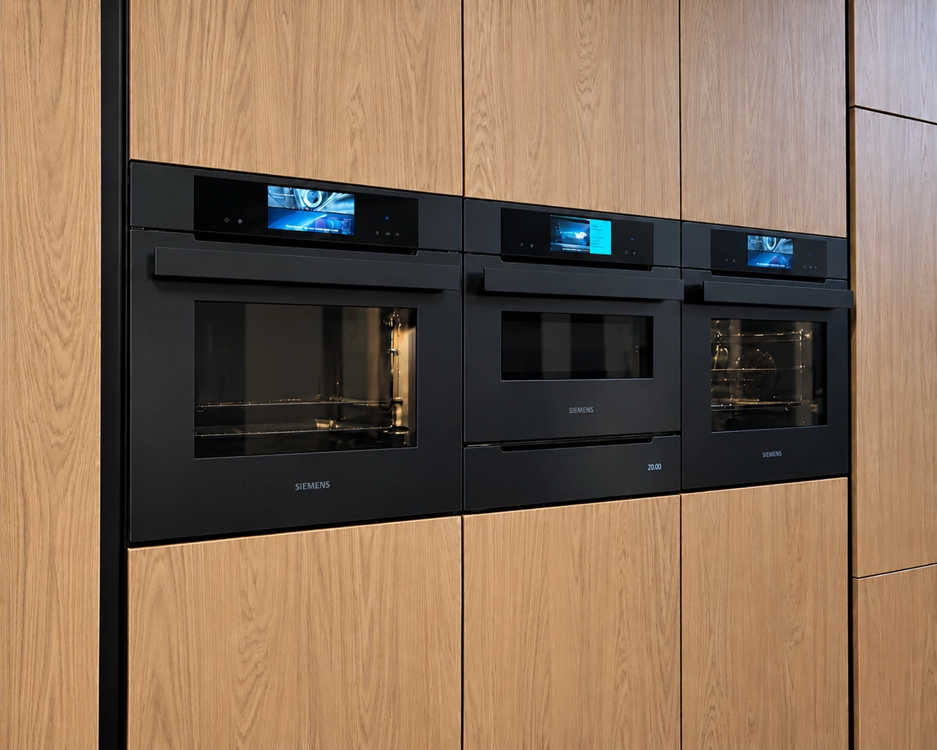 Matte Siemens stoomlade met ovens in de showroom in Helmond