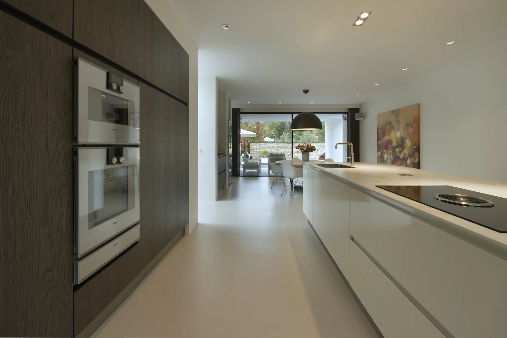 Parallel hoogglans keuken met houtlook kastenwand, ASWA Keukens