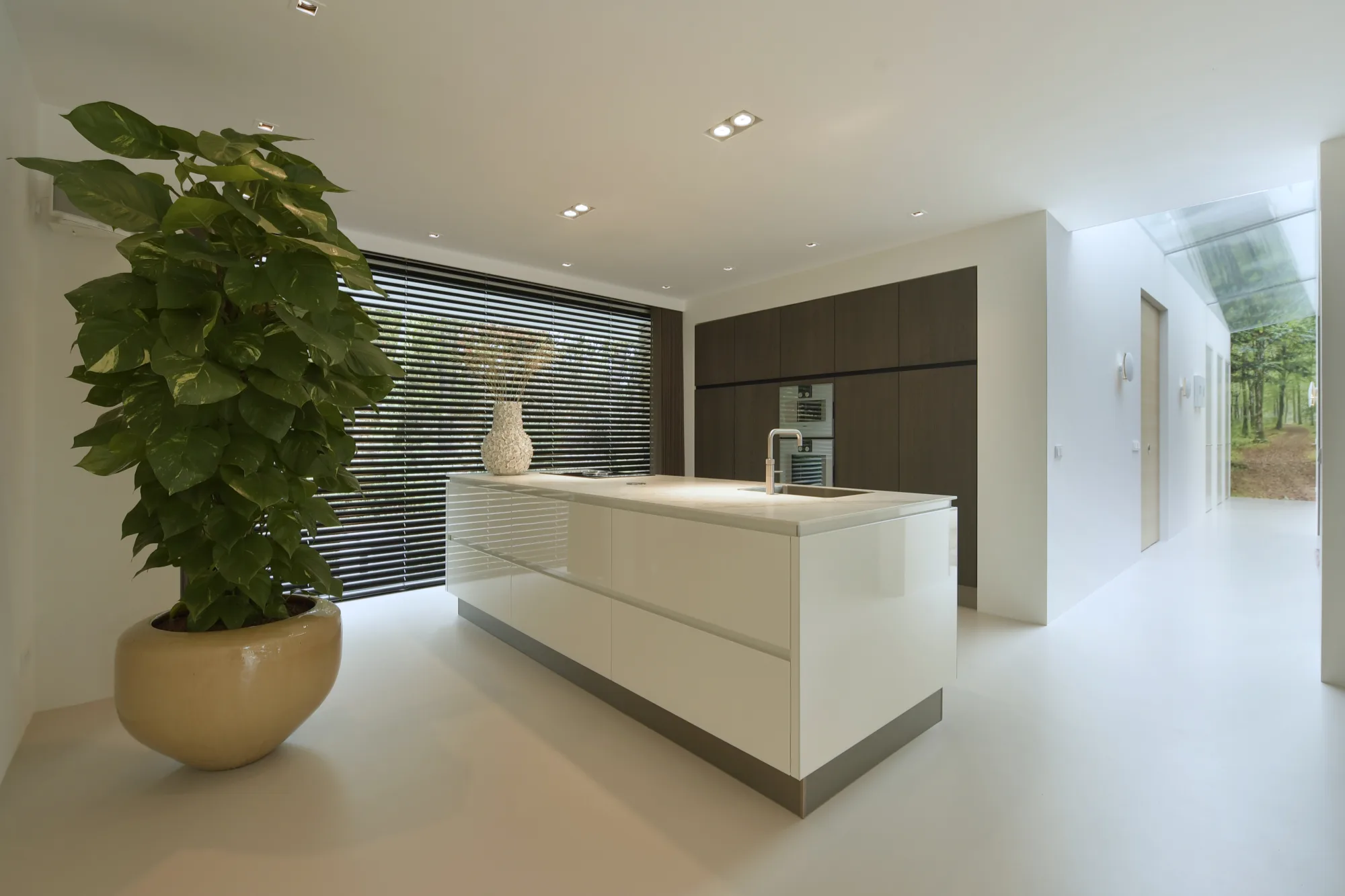 Hoogglans keuken kookeiland met houtlook kastenwand, ASWA Keukens