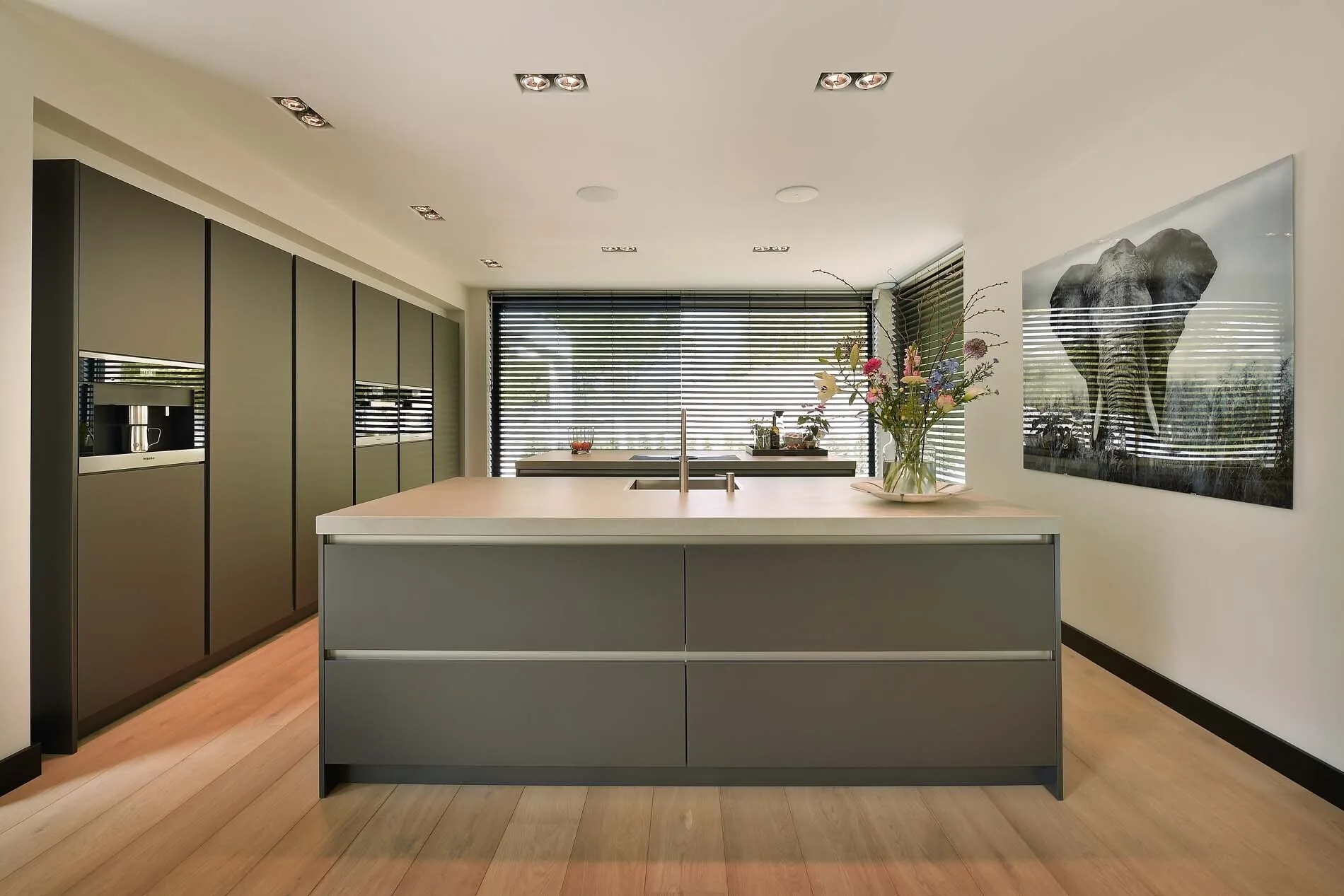 Exclusieve taupe grijze open keuken met twee kookeilanden The Art of Living ASWA Keukens 197325 3