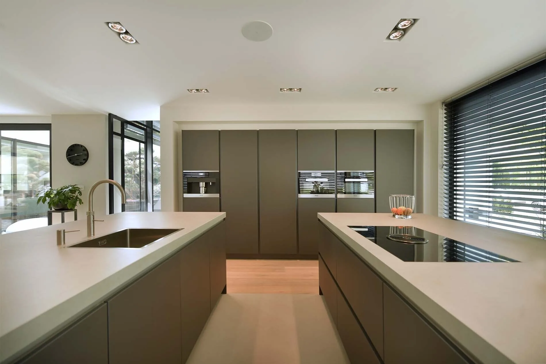 Exclusieve taupe grijze open keuken met twee kookeilanden The Art of Living ASWA Keukens 197325 1