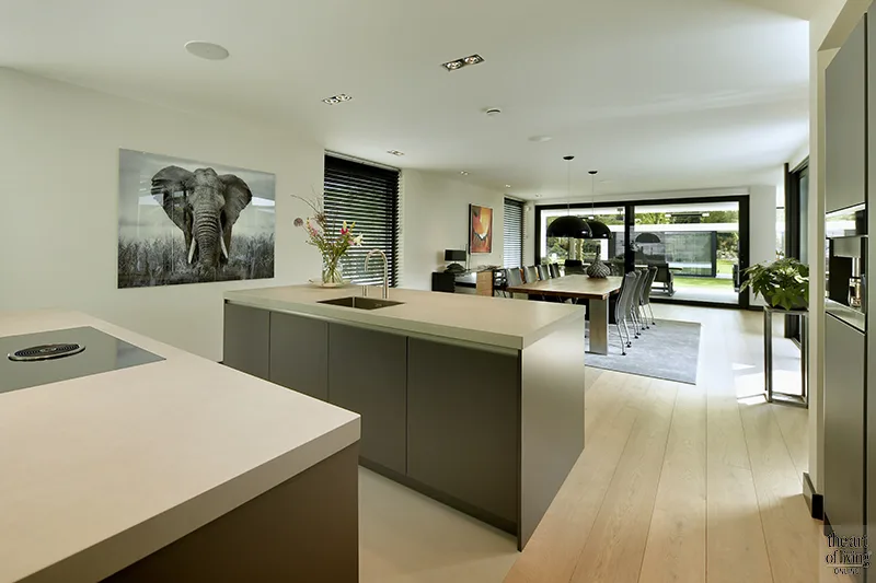 Exclusieve taupe grijze open keuken met twee kookeilanden The Art of Living ASWA Keukens 197325 2