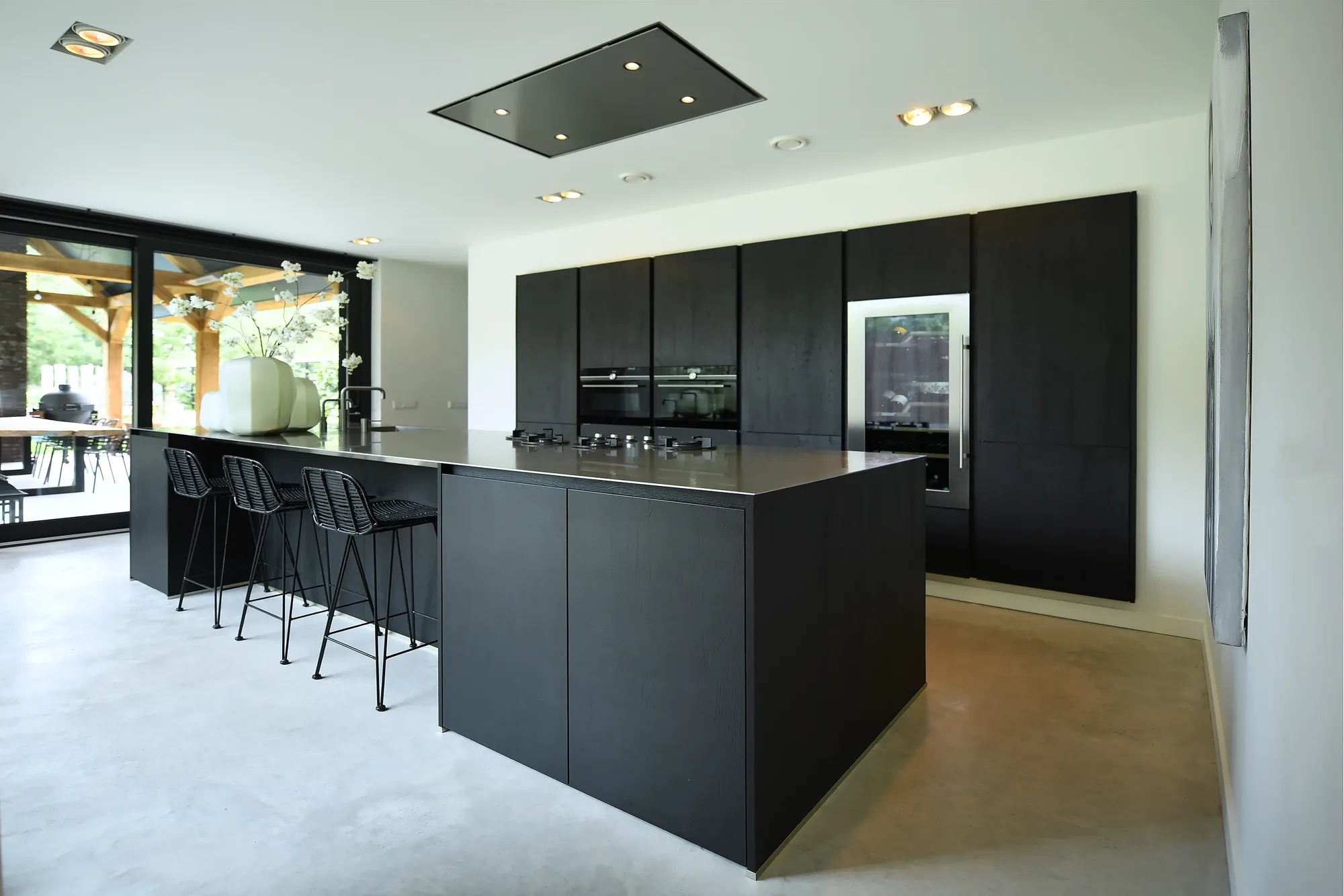 Zwarte luxe keuken met kookeiland en bar in moderne stijl The Art of Living ASWA Keukens 195070