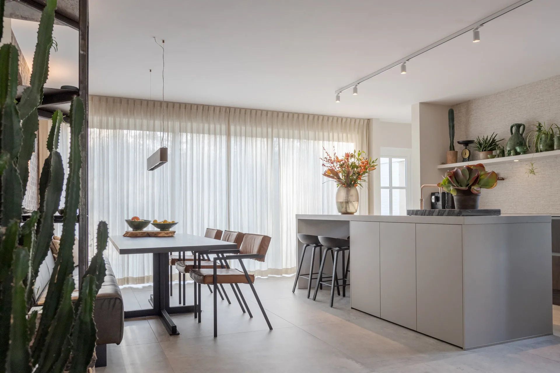 Kiezelgrijs Japandi keuken met kookeiland in Scandinavische stijl Dos Interiors ASWA Keukens 205845
