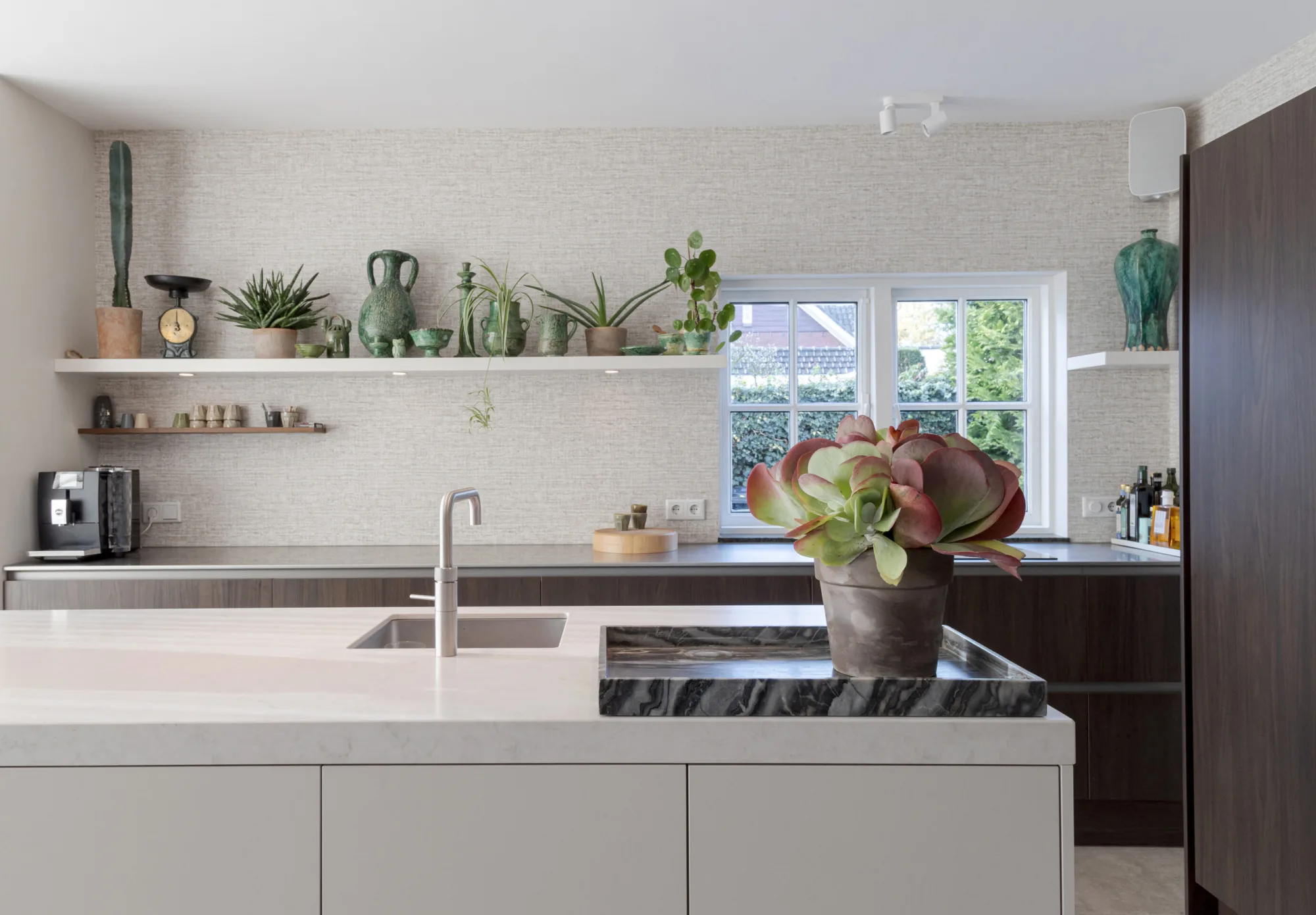 Witte Scandinavische keuken met houtlook kastenwand, ASWA Keukens