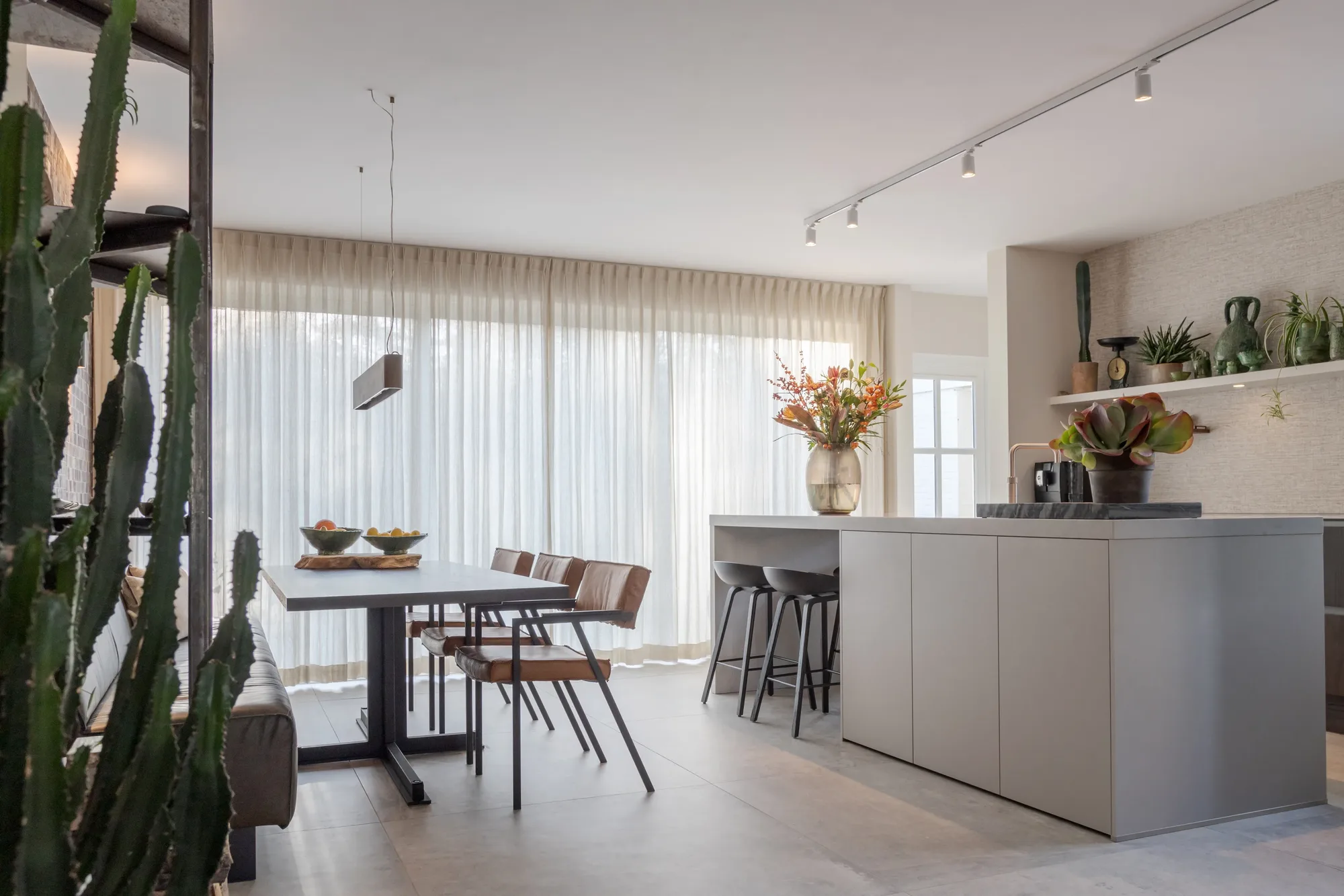 Kiezelgrijs Japandi keuken met kookeiland in Scandinavische stijl Dos Interiors ASWA Keukens 205845