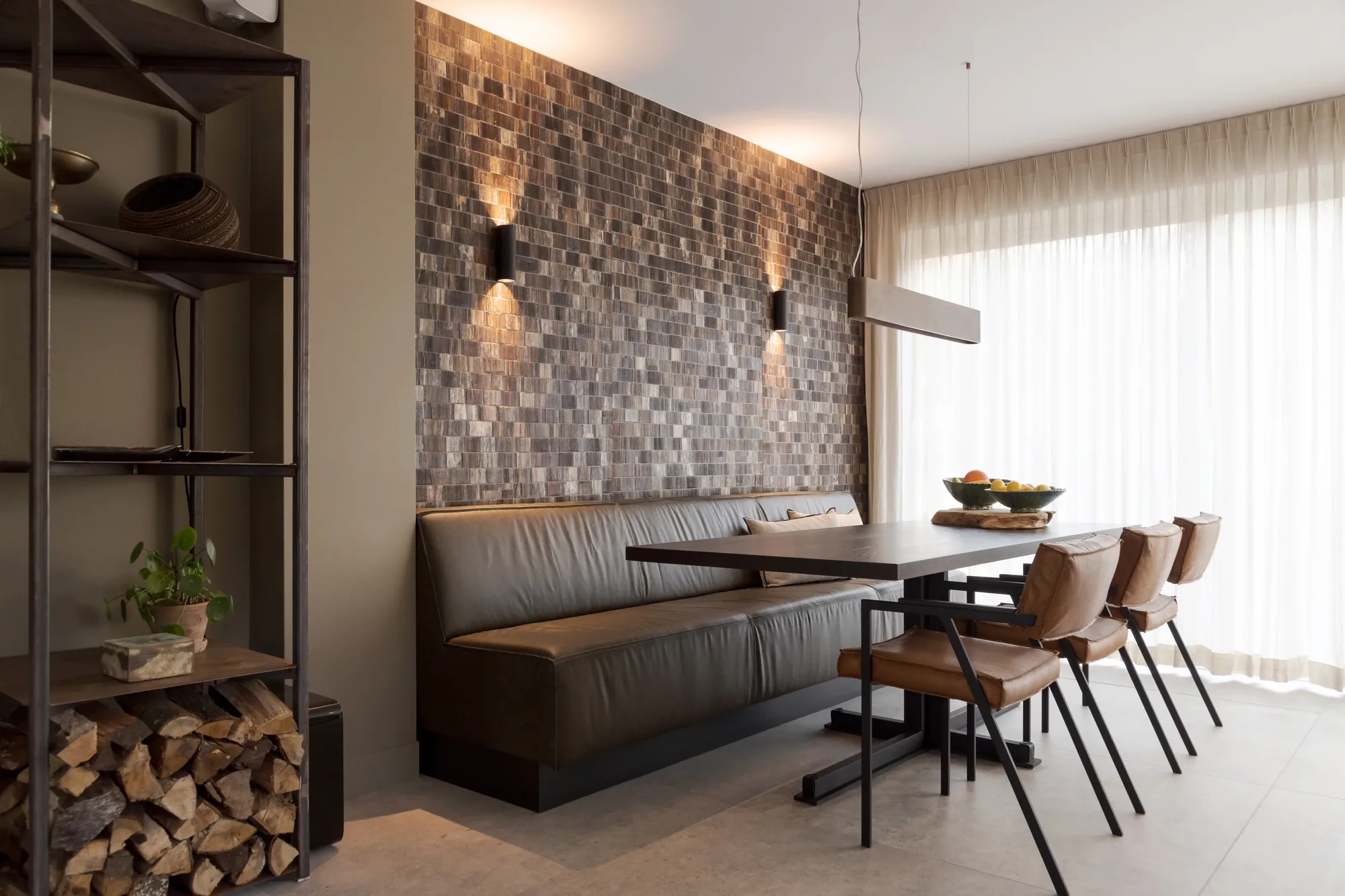 Natuurlijke schoonheid in huis eetkamerbank Dos Interiors Excellent magazine ASWA Keukens 205845 3