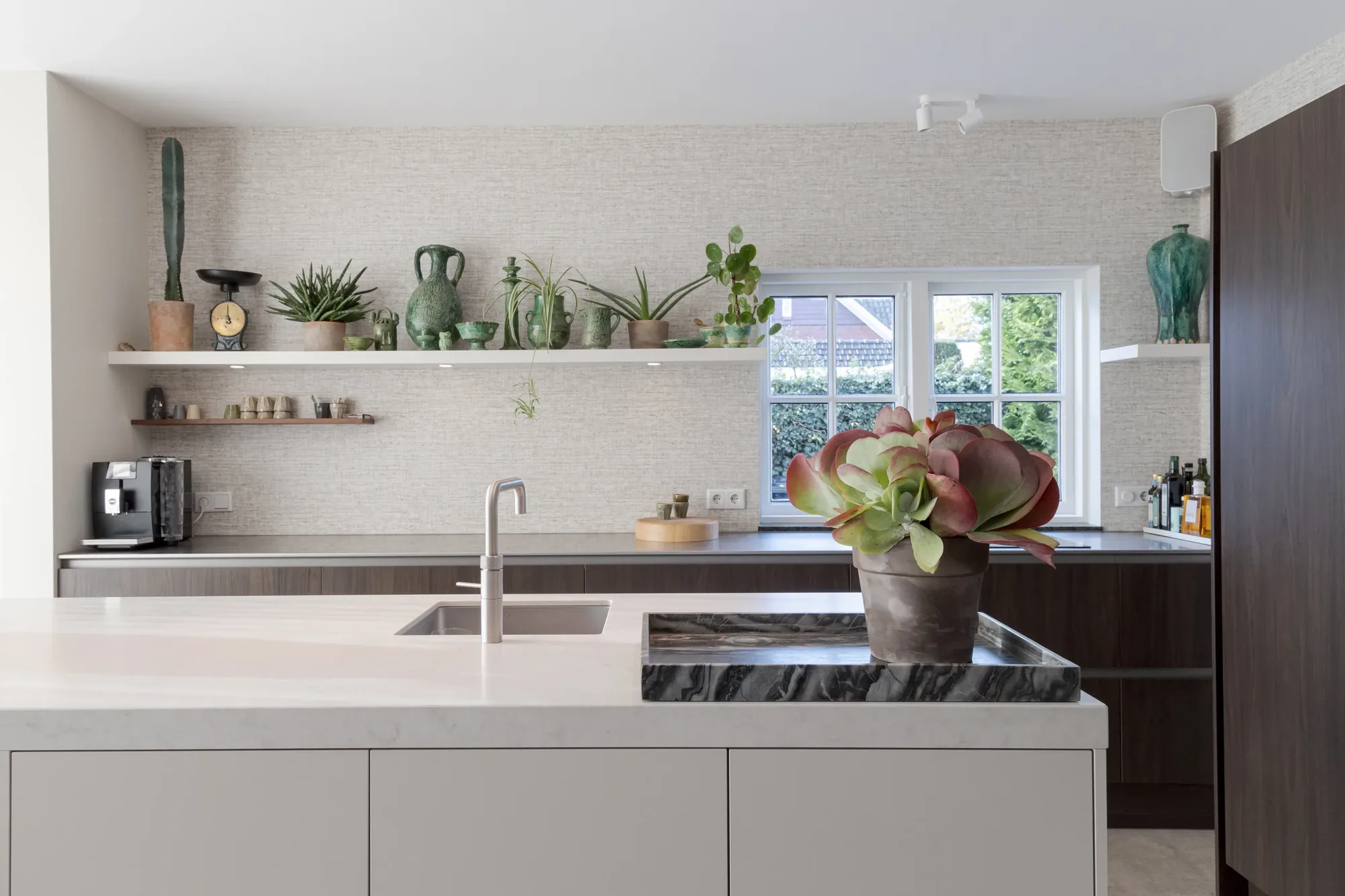 Witte Japandi keuken met kiezelgrijs kookeiland in Scandinavische stijl Dos Interiors ASWA Keukens 205845