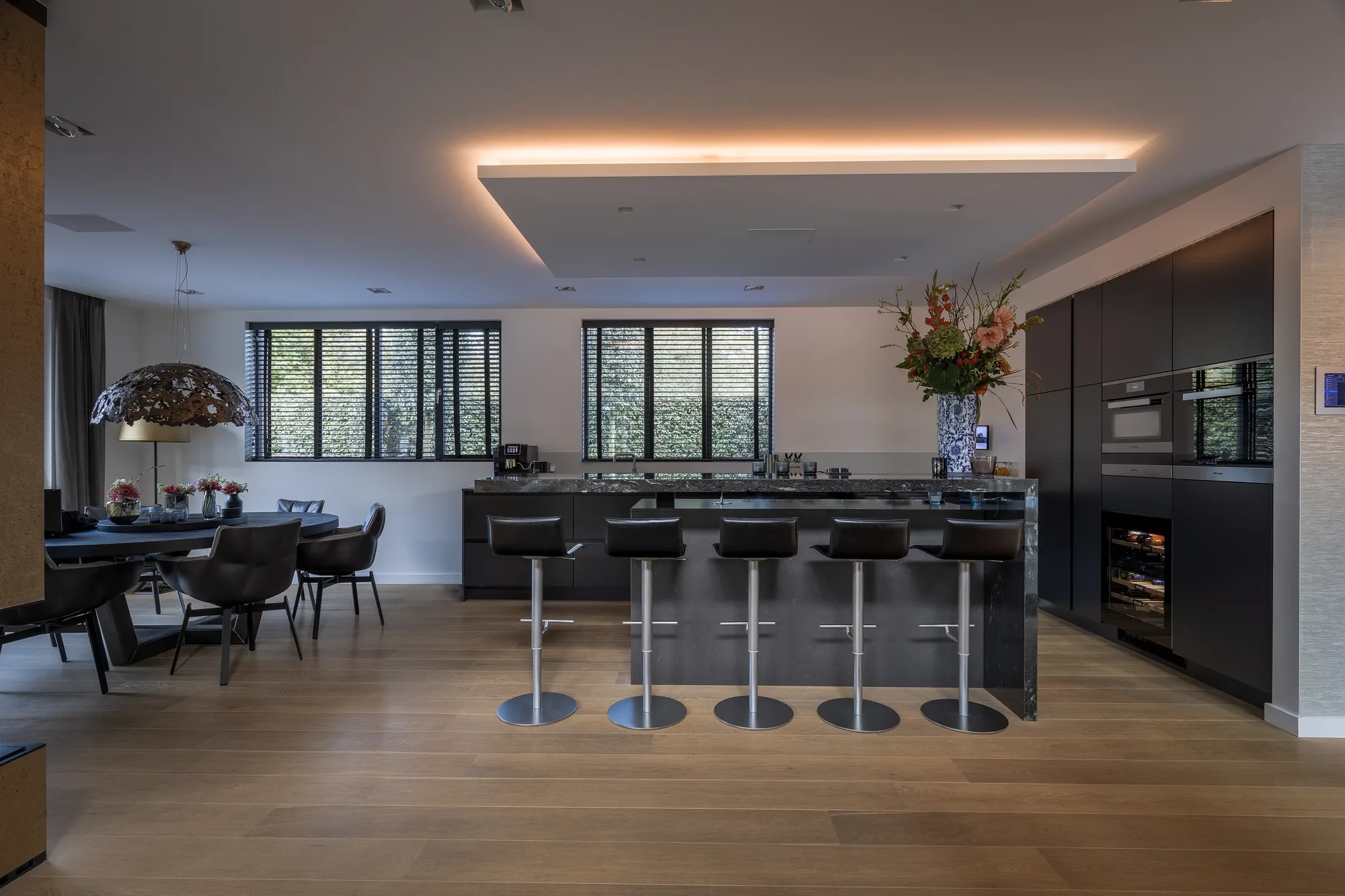 Luxe donkere keuken met bar The Art of Living ASWA Keukens 706143