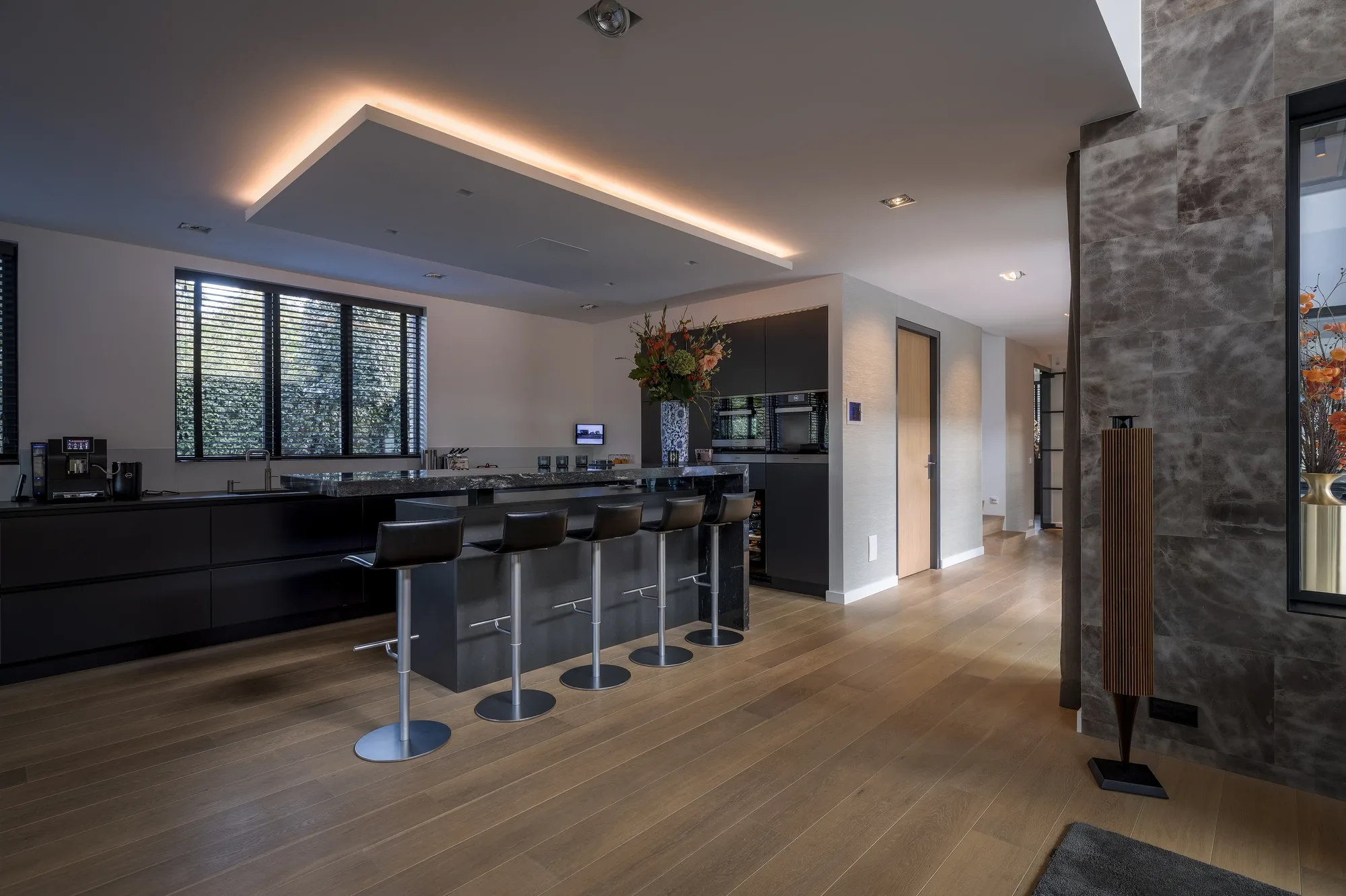 Luxe donkere keuken met zitgedeelte en Miele keukenapparatuur The Art of Living ASWA Keukens 706143