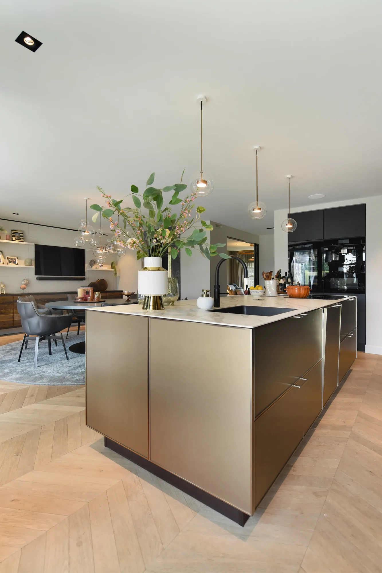 Luxe zwarte Sie Matic keuken met goudkleurig kookeiland in moderne open woonruimte TAOL ASWA Keukens 206353 4
