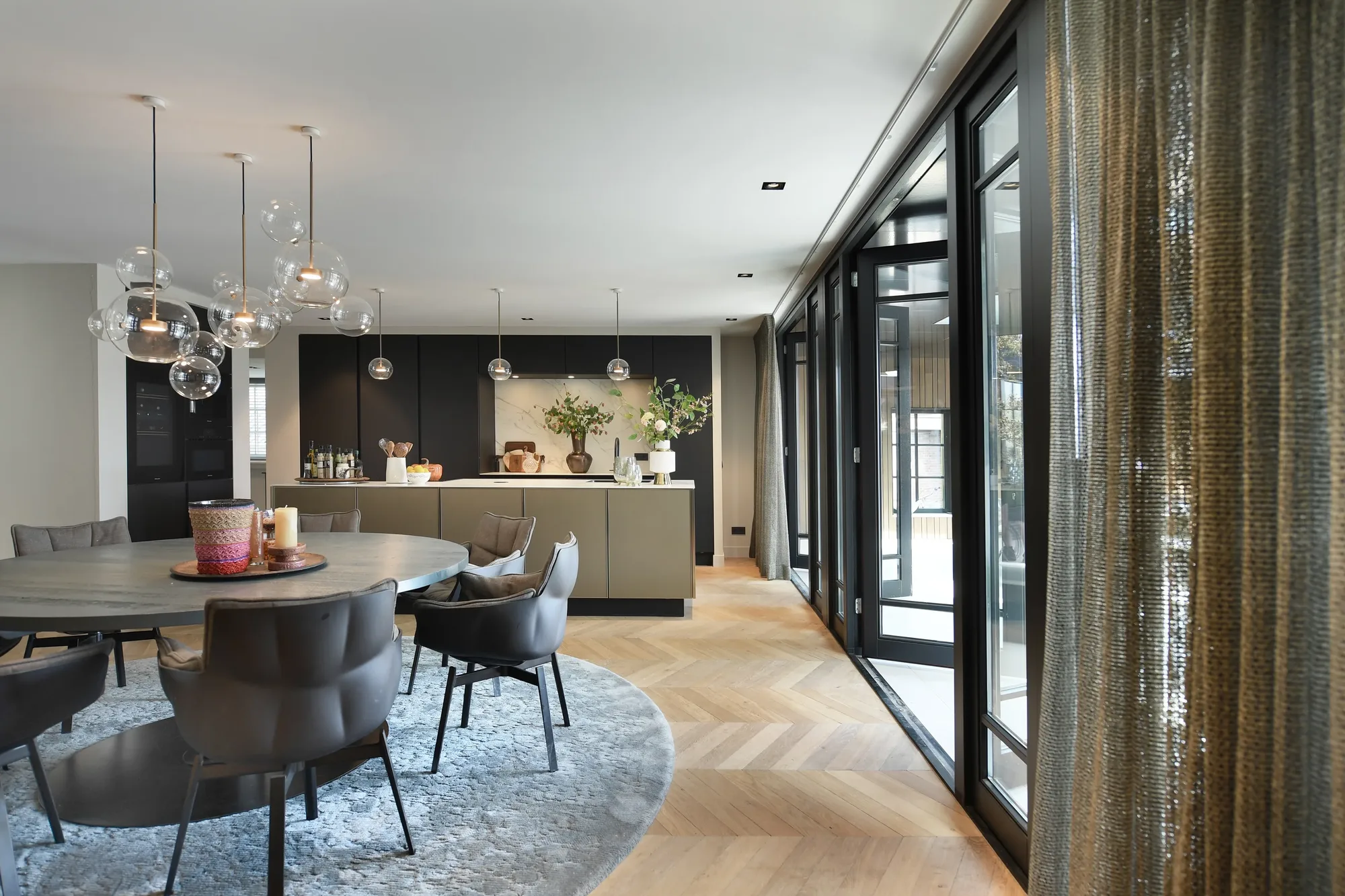 Luxe zwarte Sie Matic keuken met goudkleurig kookeiland in moderne open woonruimte TAOL ASWA Keukens 206353 2