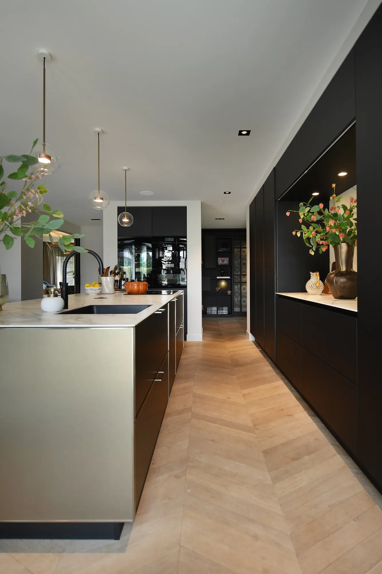 Luxe zwarte Sie Matic keuken met goudkleurig kookeiland in moderne open woonruimte TAOL ASWA Keukens 206353 5