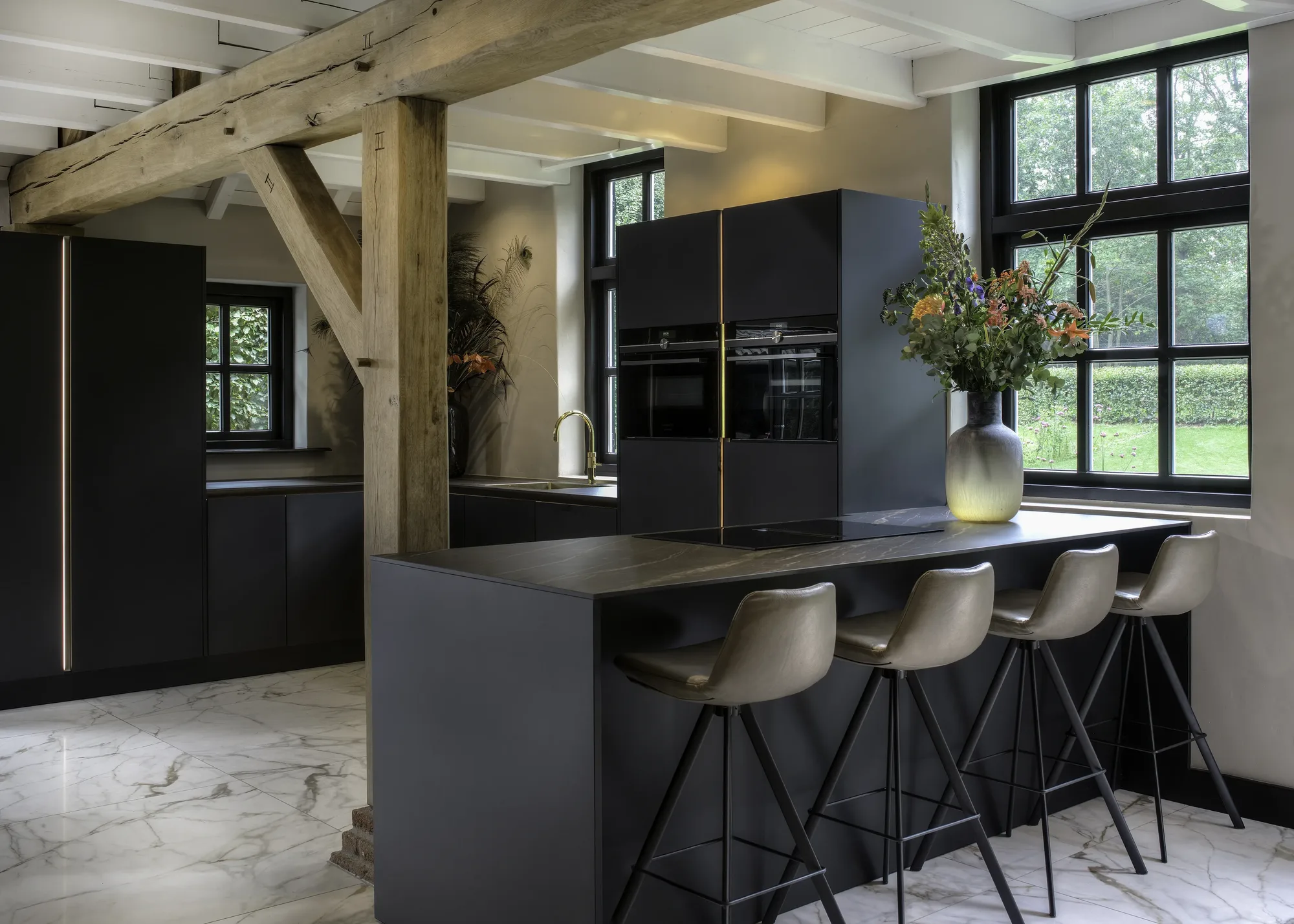 Landelijk moderne zwarte Sie Matic SLX keuken met keramiek keukenblad The Art of Living ASWA Keukens 414596