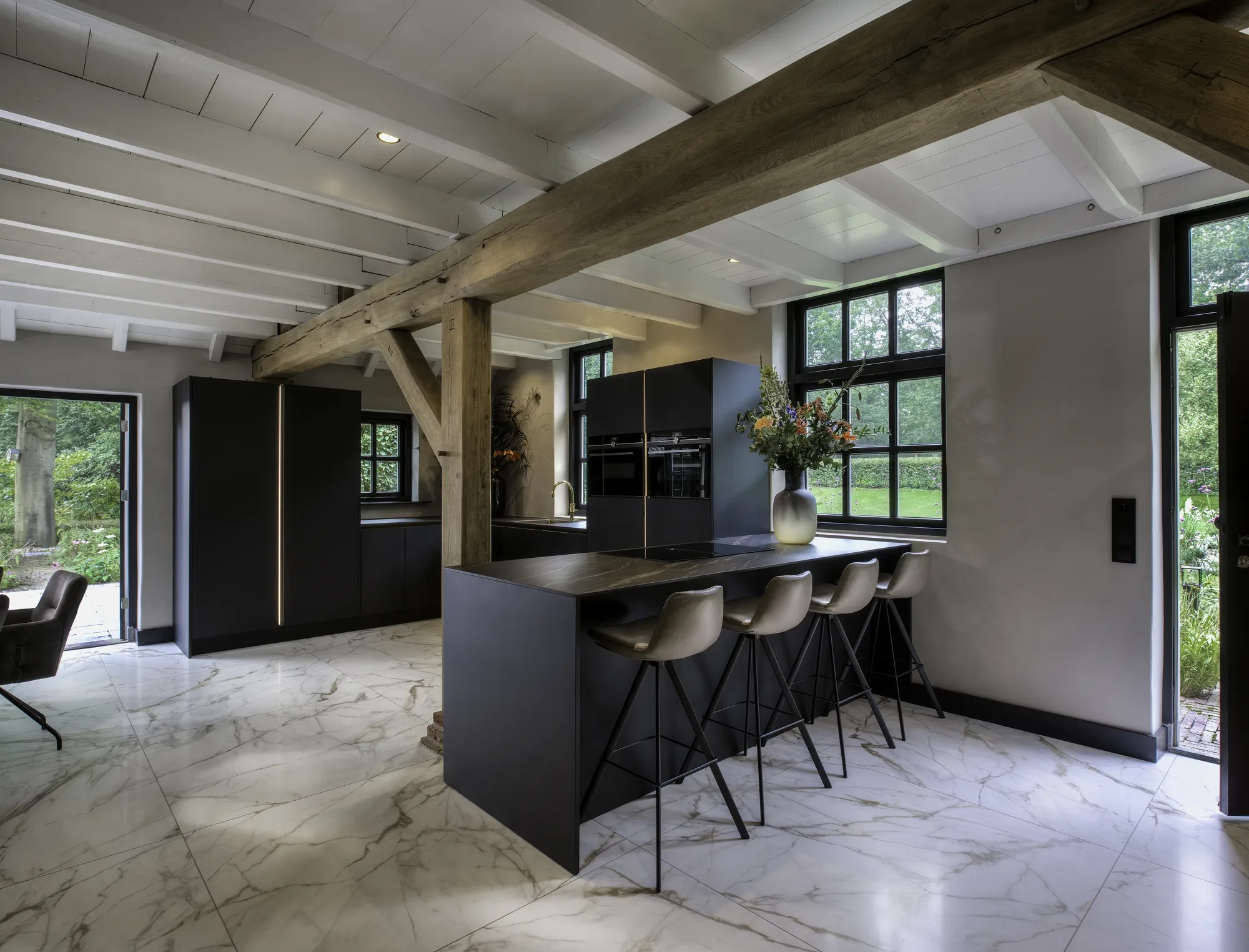 Stijlvolle landelijke moderne keuken met kookeiland en marmeren vloer The Art of Living ASWA Keukens 414596