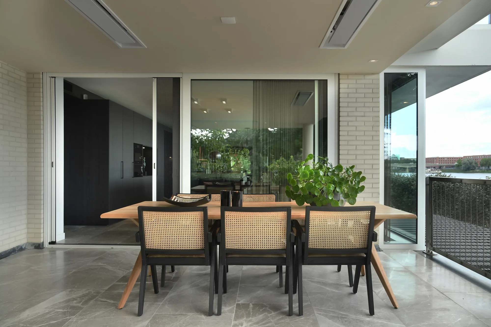Elegant appartement aan de Maas buitenruimte The Art of Living ASWA Keukens 207129