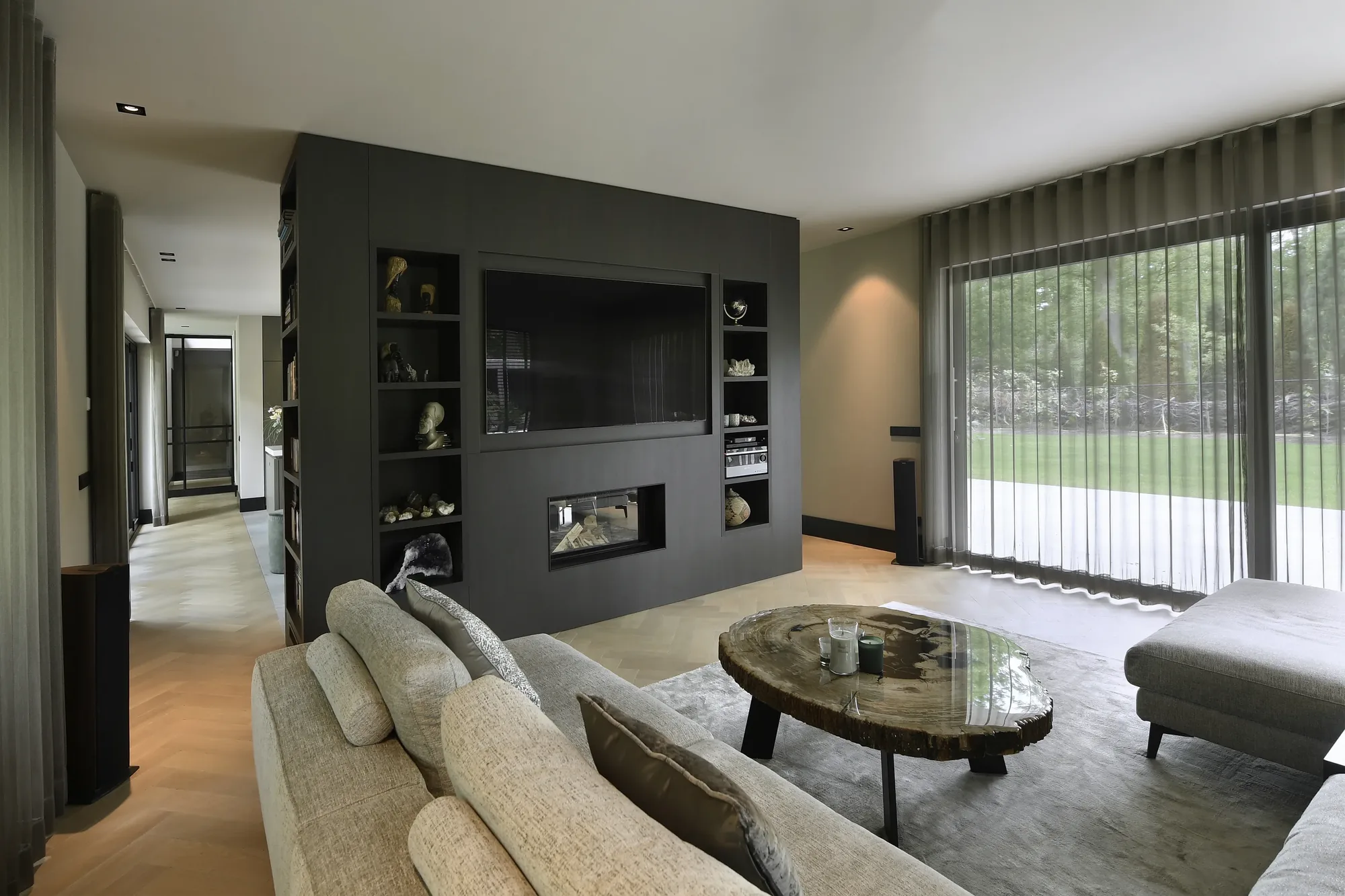 Luxe villa in het groen woonkamer ingebouwde tv kast The Art of Living 208571