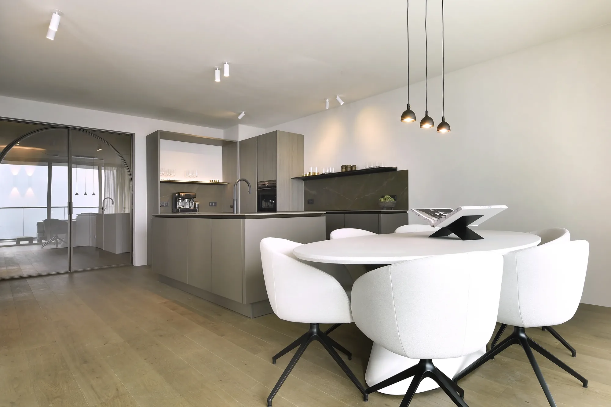 Moderne Taupe keuken met eiland in parallel opstelling The Art of Living ASWA Keukens 711253