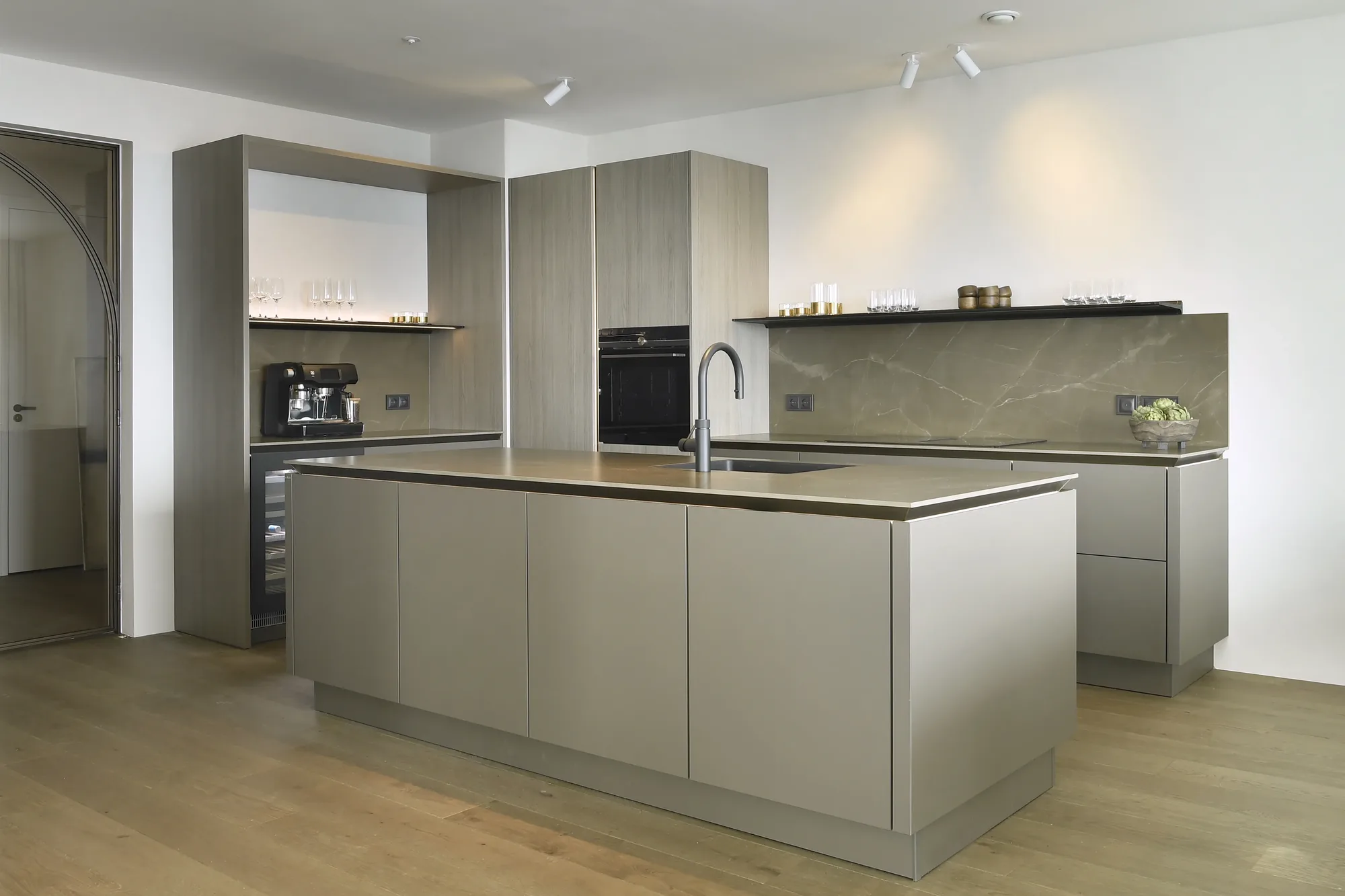 Moderne greeploze Taupe keuken met kookeiland The Art of Living ASWA Keukens 711253