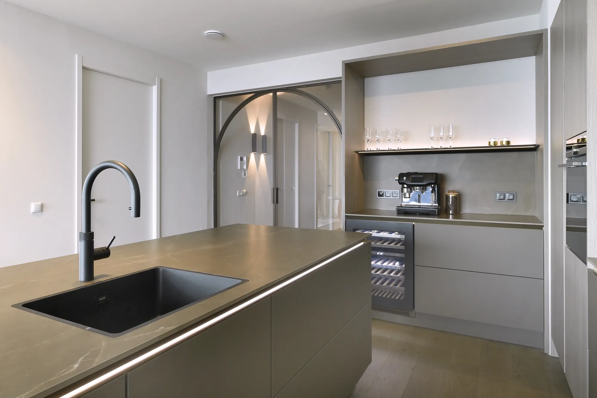 Moderne luxe keuken met kookeiland en koffienis The Art of Living ASWA Keukens 711253