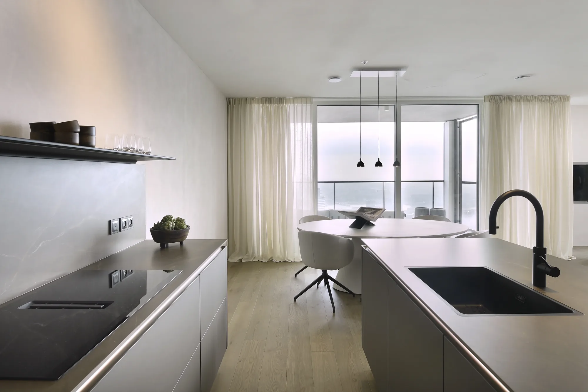Moderne open keuken met RVS blad in parallel opstelling The Art of Living ASWA Keukens 711253