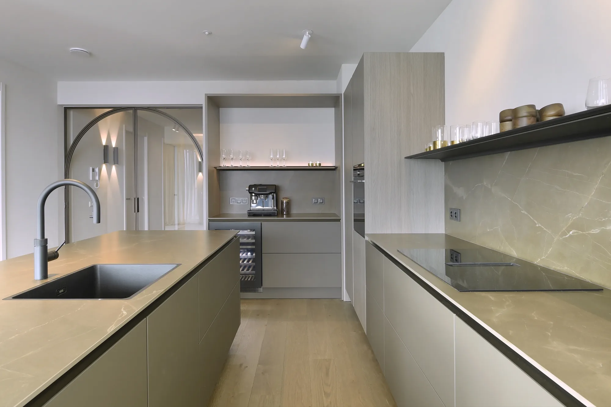 Ton sur ton keuken in parallel opstelling Exclusief project The Art of Living ASWA Keukens 711253