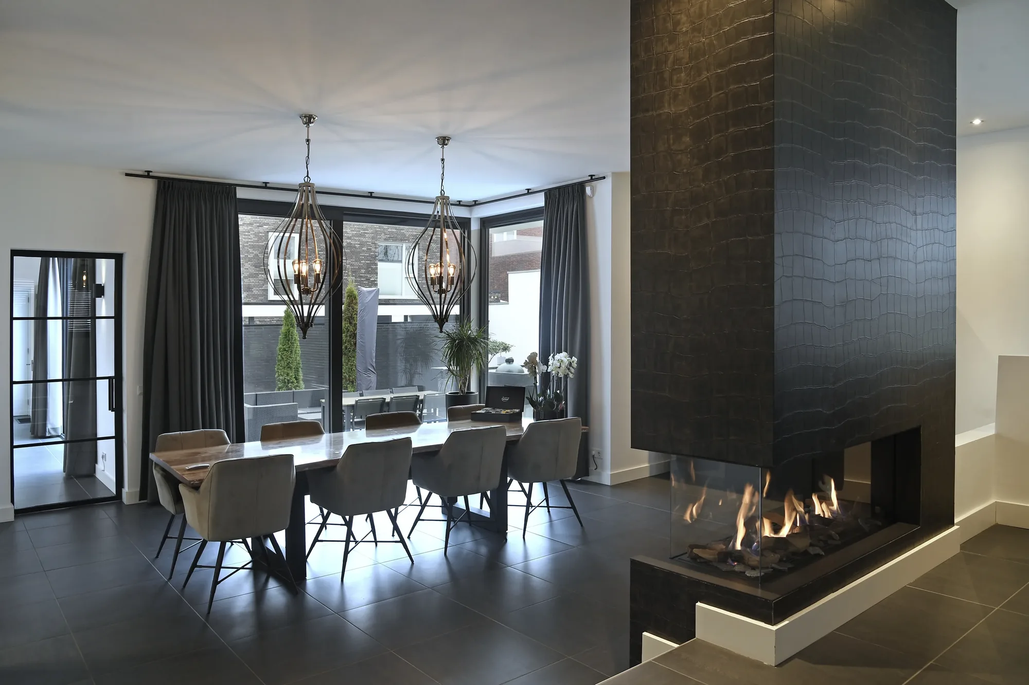 Moderne woning openhaard leren wandbekleding The Art of Living ASWA Keukens 195652