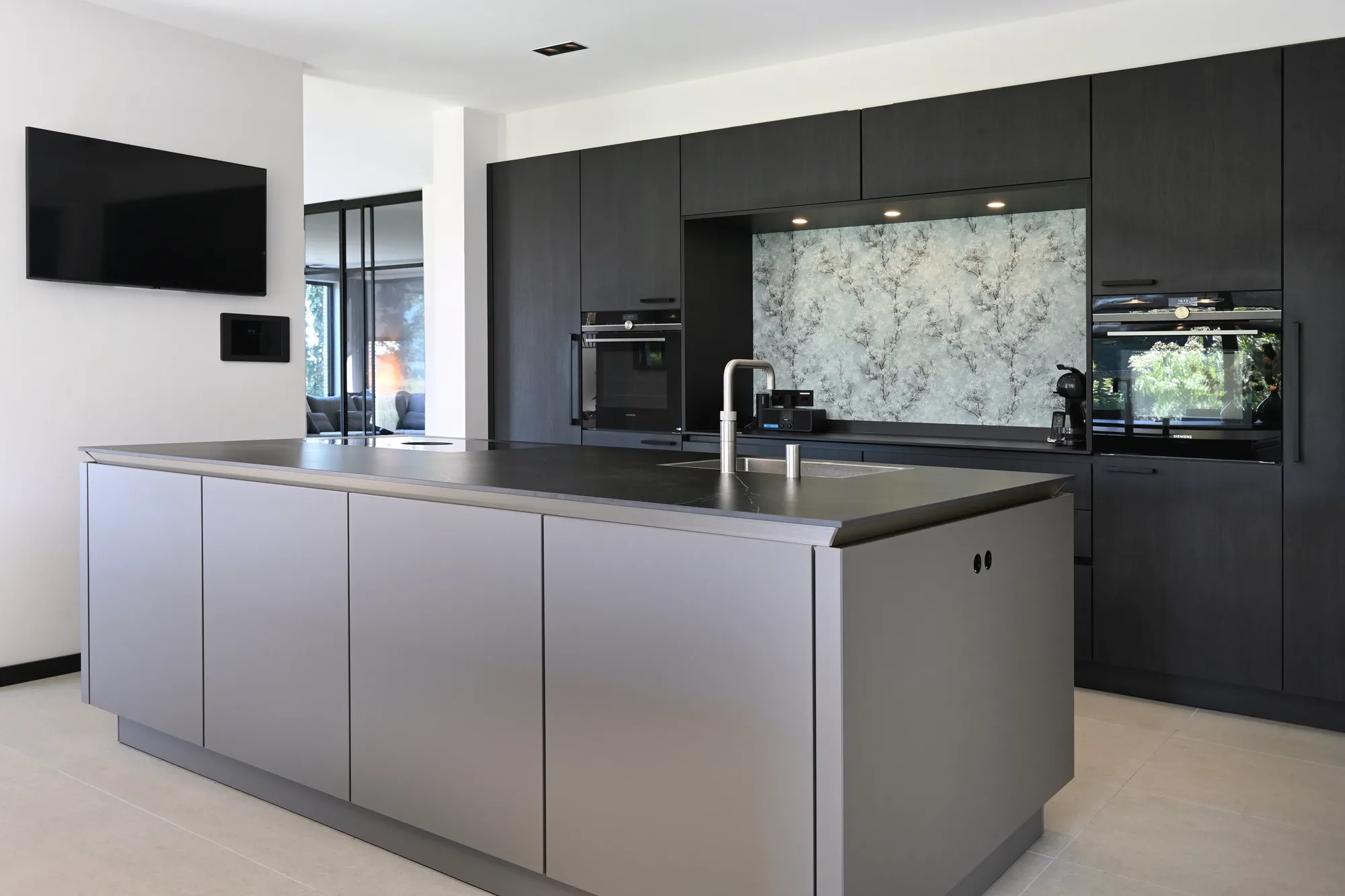 Luxe donkere keuken met marmerlook achterwand The Art of Living ASWA Keukens 205392