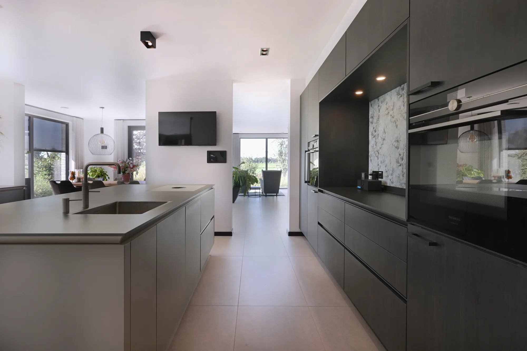 Luxe zwarte keuken met marmerlook achterwand The Art of Living ASWA Keukens 205392