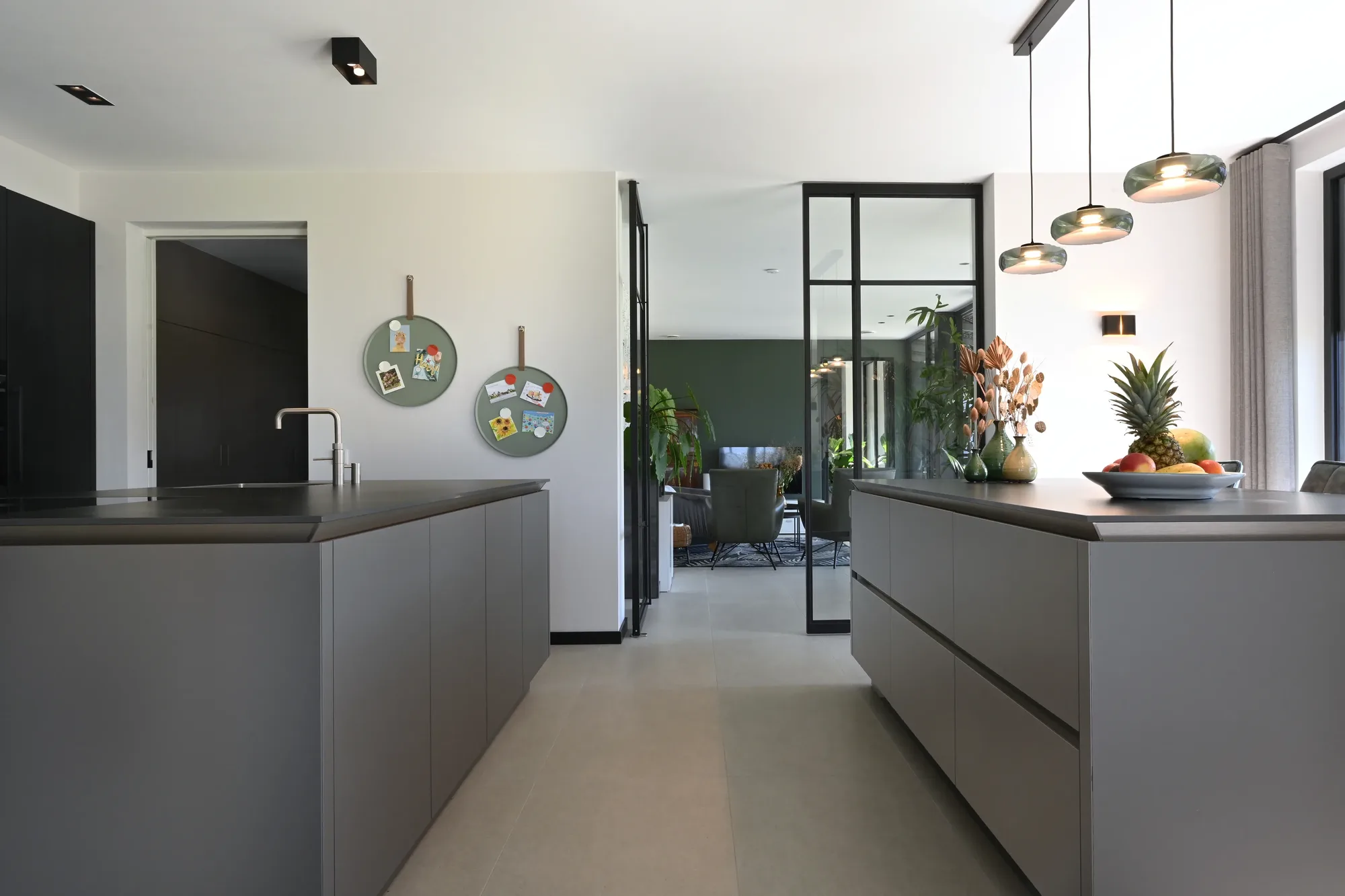 Twee kookeilanden stalen deuren The Art of Living ASWA Keukens 205392