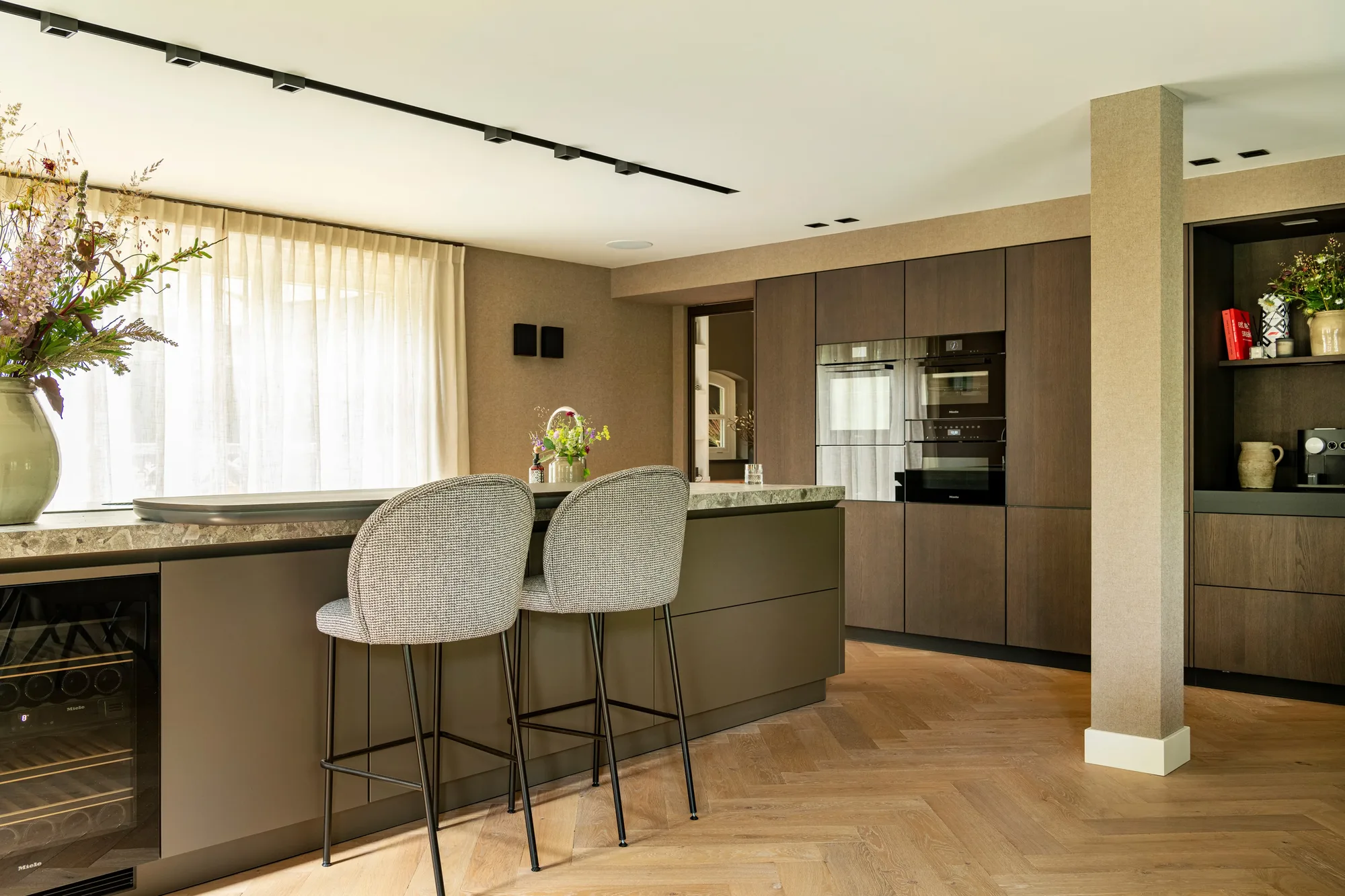 Luxe Japandi keuken met bar en koffienis Exclusief project The Excellent ASWA Keukens 213759